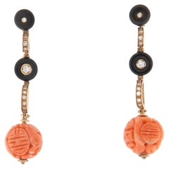 Boucles d'oreilles pendantes en or jaune 14 carats avec diamants, onyx et corail