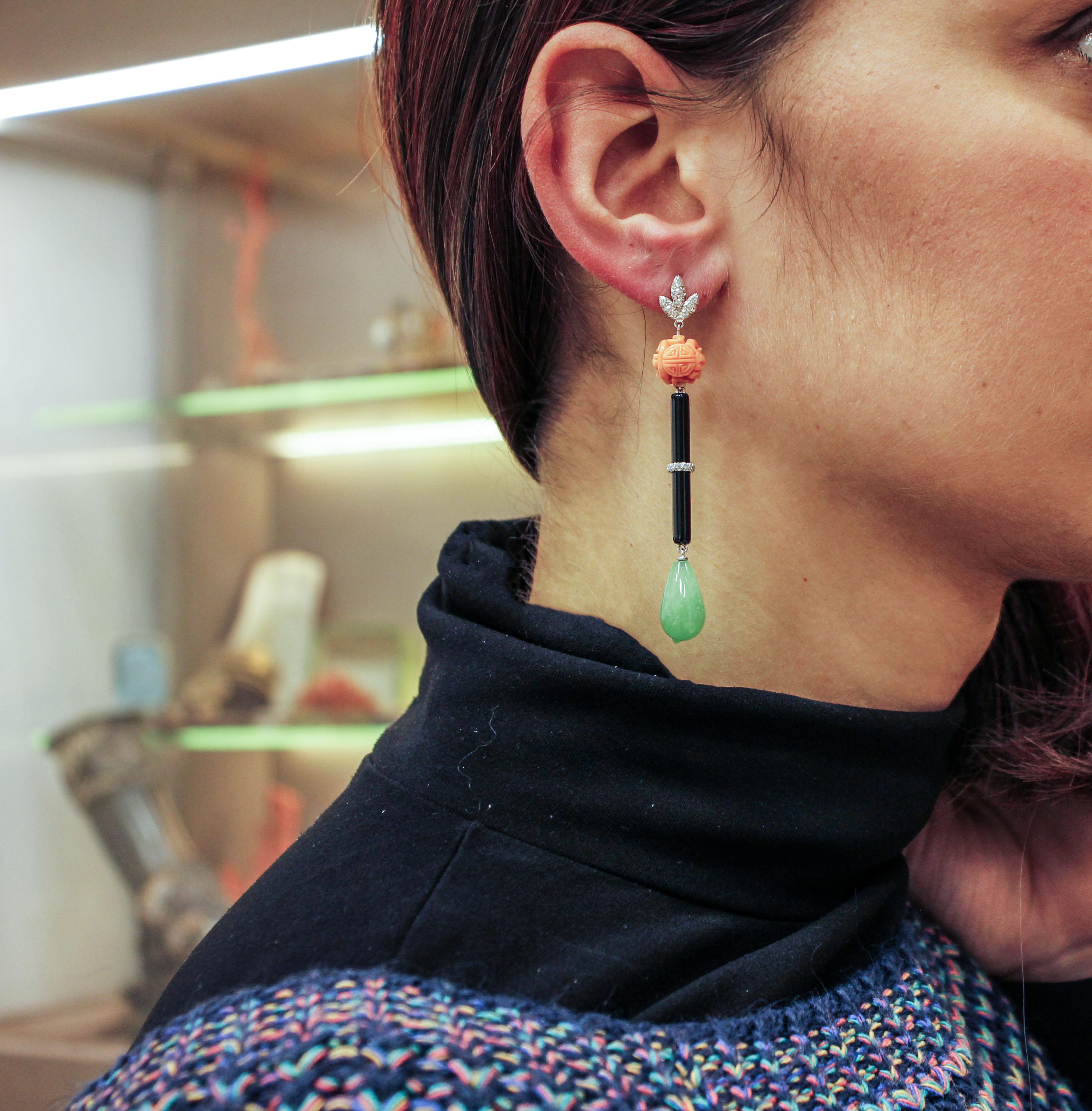 Diamond, Onyx, Green Agate Drops, Engraved Orange Coral, 14K Gold Drop Earrings im Zustand „Hervorragend“ in Marcianise, Marcianise (CE)