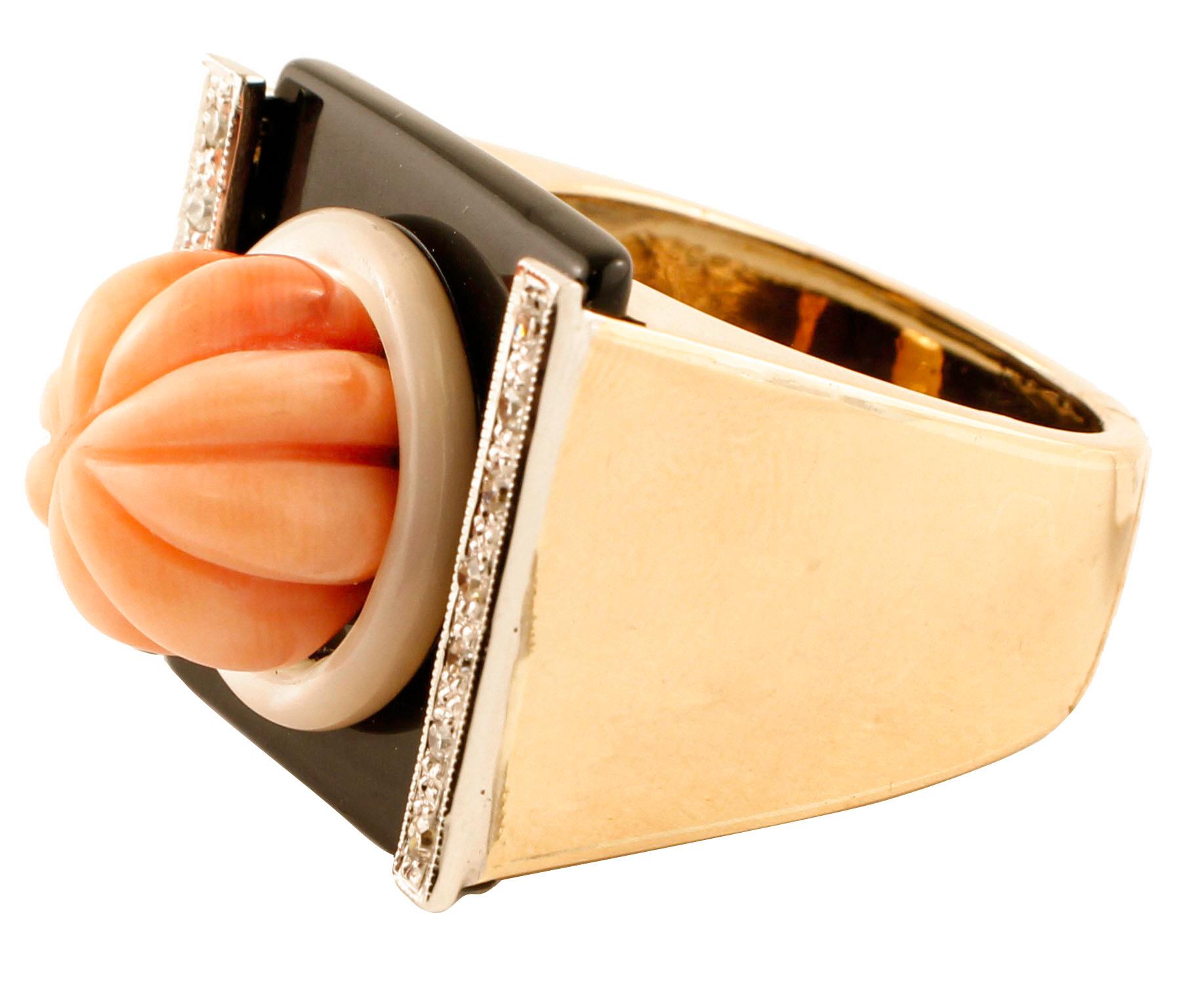 Elegant fashion ring realized in 14K rose gold mounted with square shape onyx plate and 0.25 ct of little white diamonds on the two sides. On the onyx plate, it is mounted  1.9 gr of carved coral surrounded by white stone ring.
Diamonds 0.25 ct