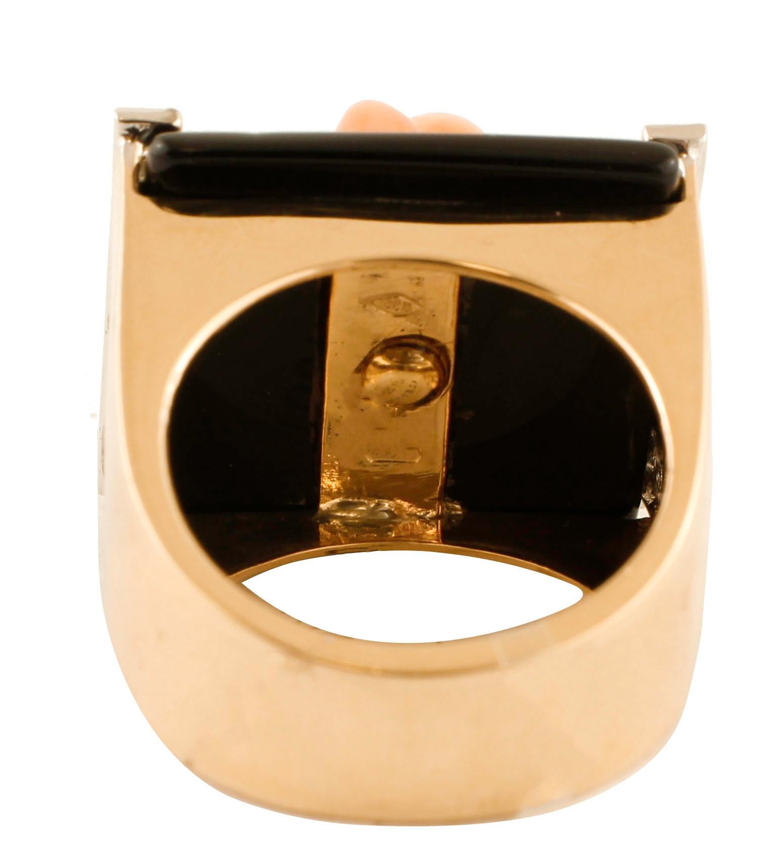 Diamanten, Onyx, weißer Stein, geschnitzte Koralle, Rose Gold Fashion Ring (Retro) im Angebot