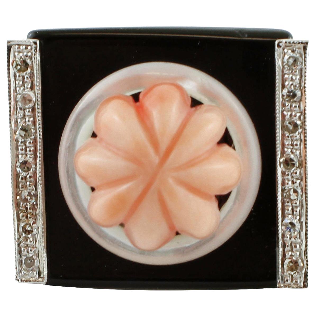 Diamanten, Onyx, weißer Stein, geschnitzte Koralle, Rose Gold Fashion Ring im Angebot