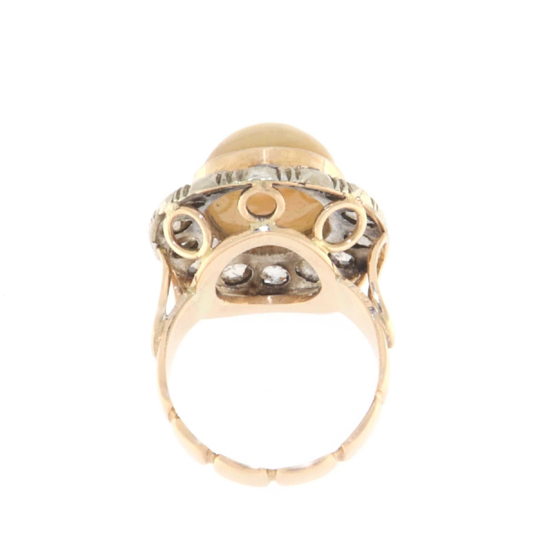 Bague vintage en or 14K, argent 800 millièmes avec opale et diamants taille rose ancienne, années 1950.
Merveilleuse et incroyable bague des années 1950 ornée d'une opale et de diamants.
Au centre se trouve une magnifique opale arlequin taillée en