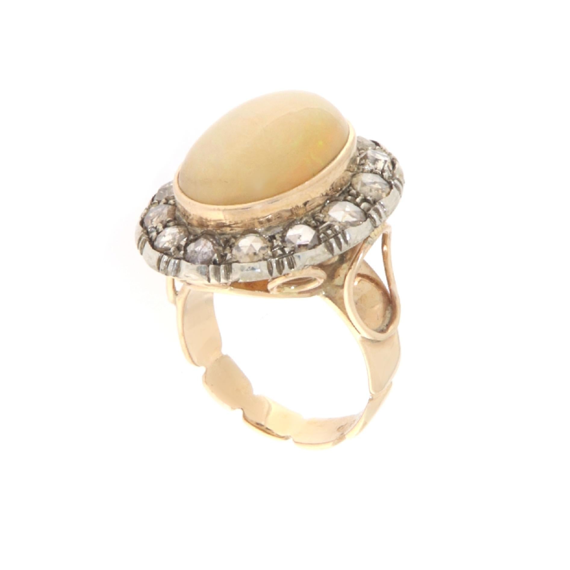 Rétro Bague cocktail en or jaune 14 carats avec diamants et opale en vente