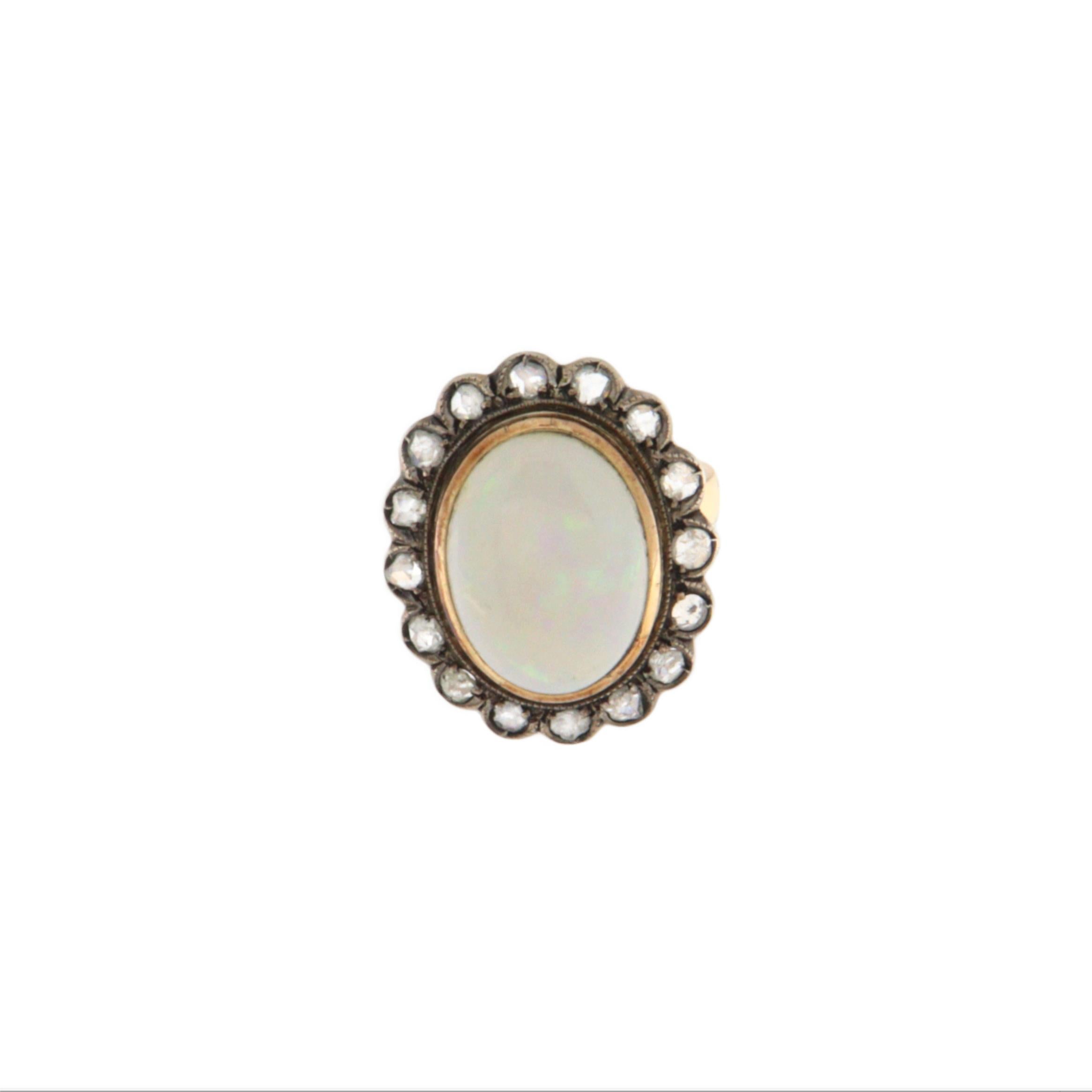 Rétro Bague cocktail en or jaune 14 carats avec diamants et opale en vente