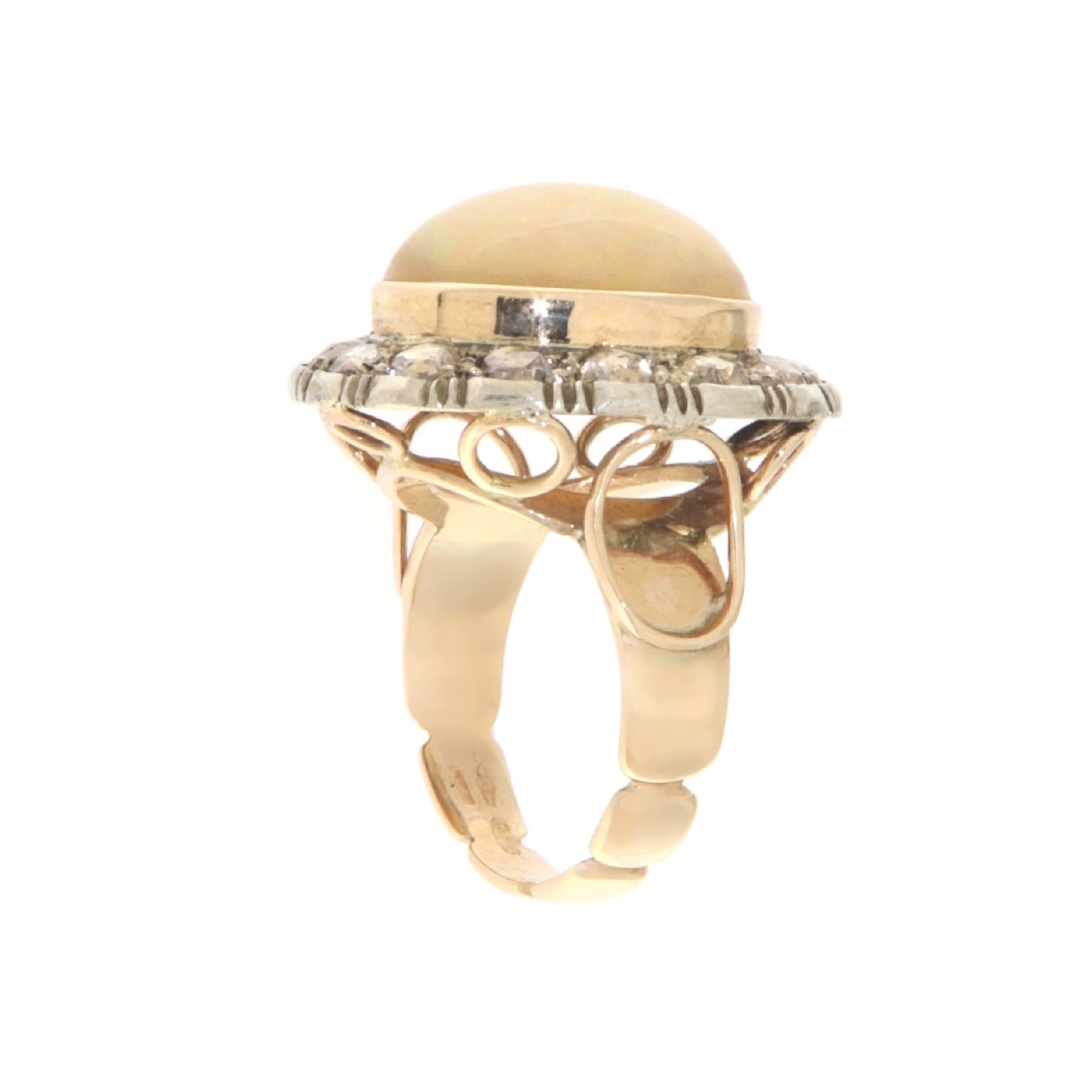 Taille rose Bague cocktail en or jaune 14 carats avec diamants et opale en vente