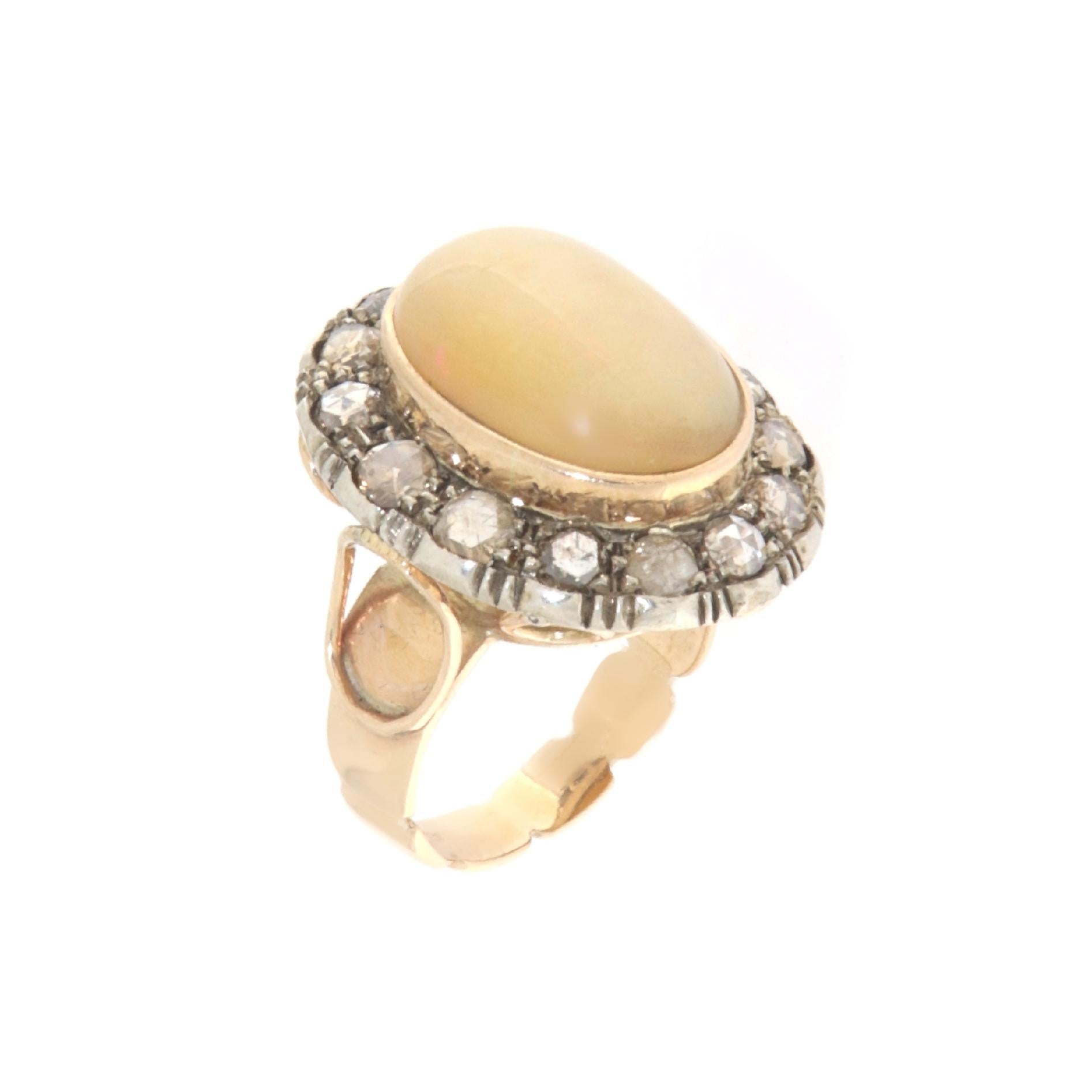 Bague cocktail en or jaune 14 carats avec diamants et opale Pour femmes en vente
