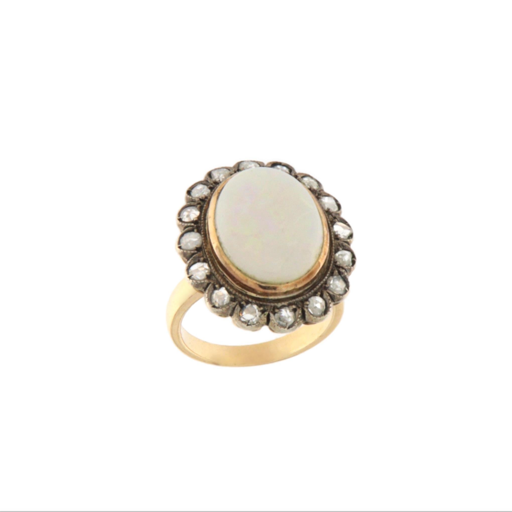 Bague cocktail en or jaune 14 carats avec diamants et opale Pour femmes en vente