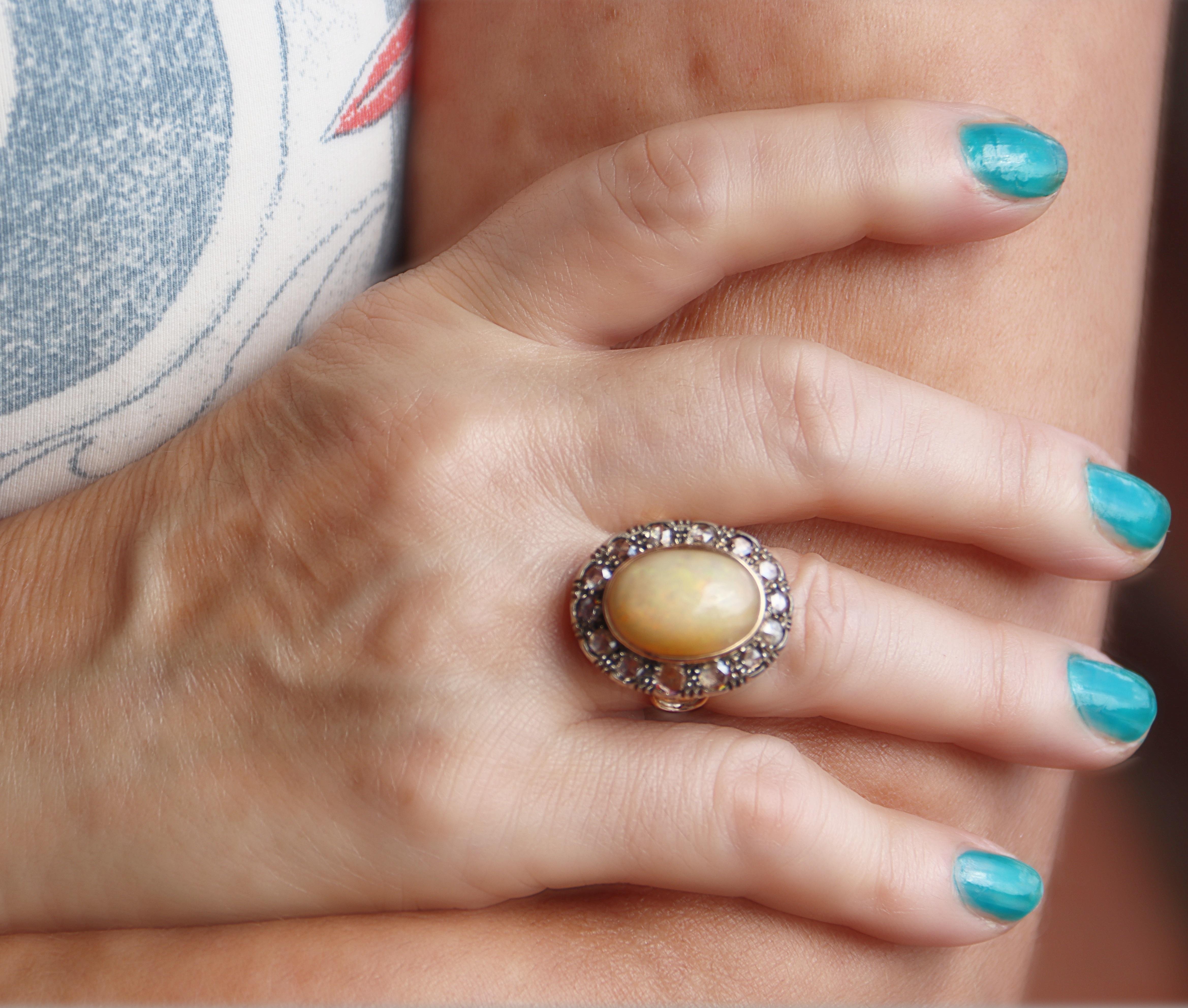 Bague cocktail en or jaune 14 carats avec diamants et opale en vente 1