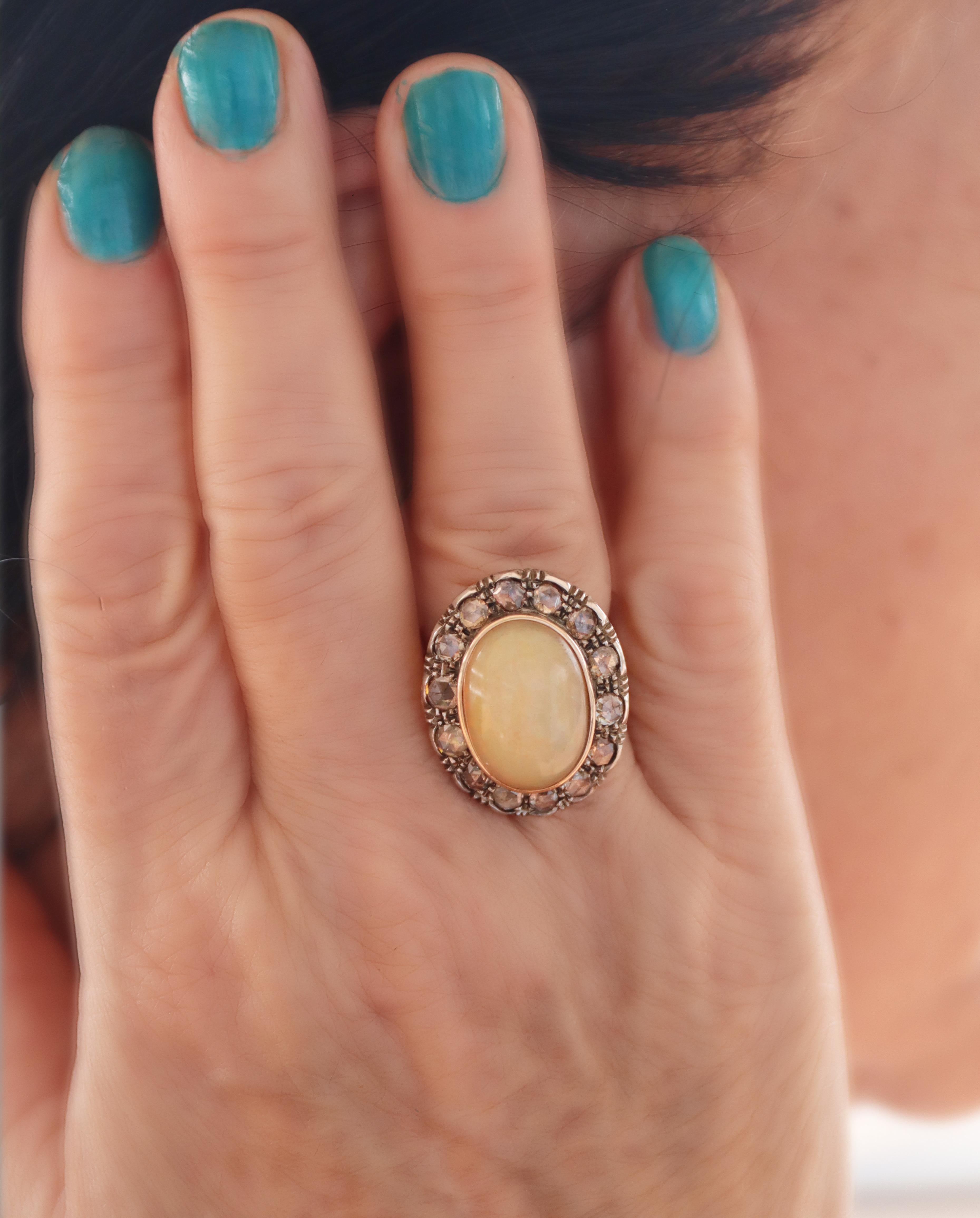 Bague cocktail en or jaune 14 carats avec diamants et opale en vente 3