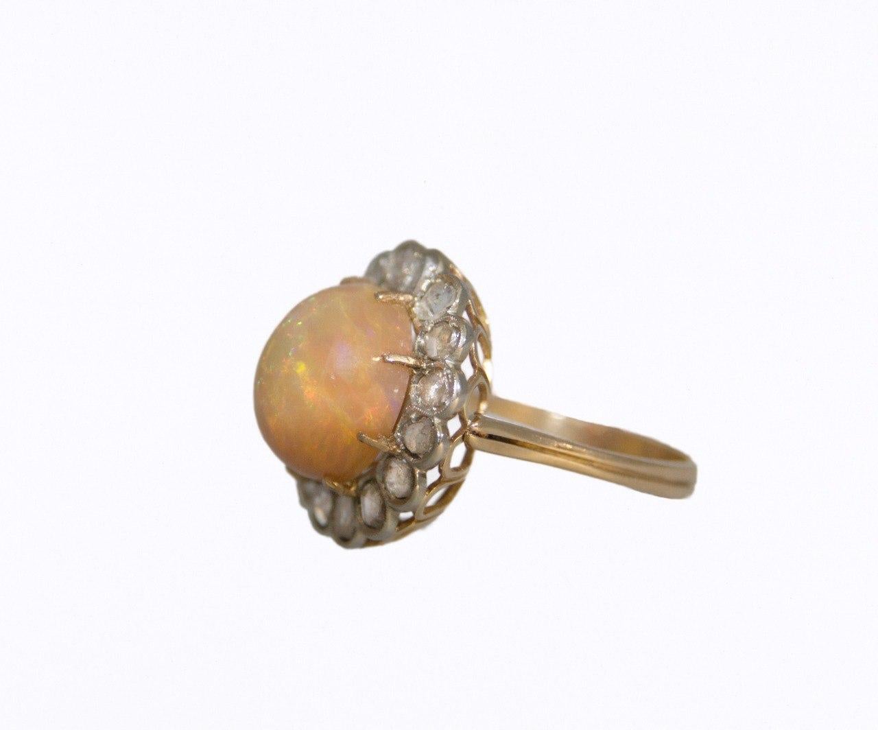 Cocktailring aus 18 Karat Gelbgold mit Diamanten und Opal (Brillantschliff) im Angebot