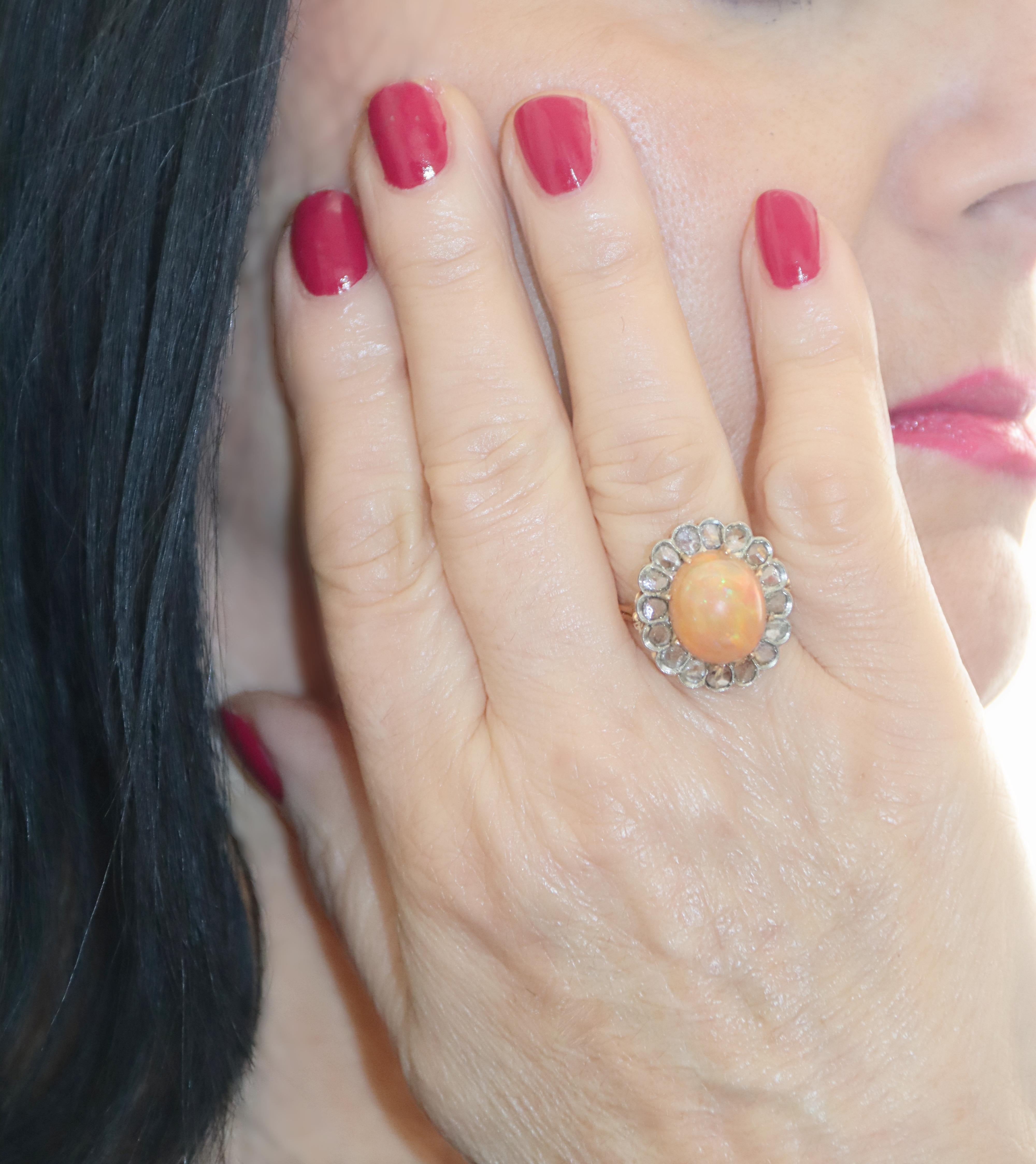 Cocktailring aus 18 Karat Gelbgold mit Diamanten und Opal im Angebot 1