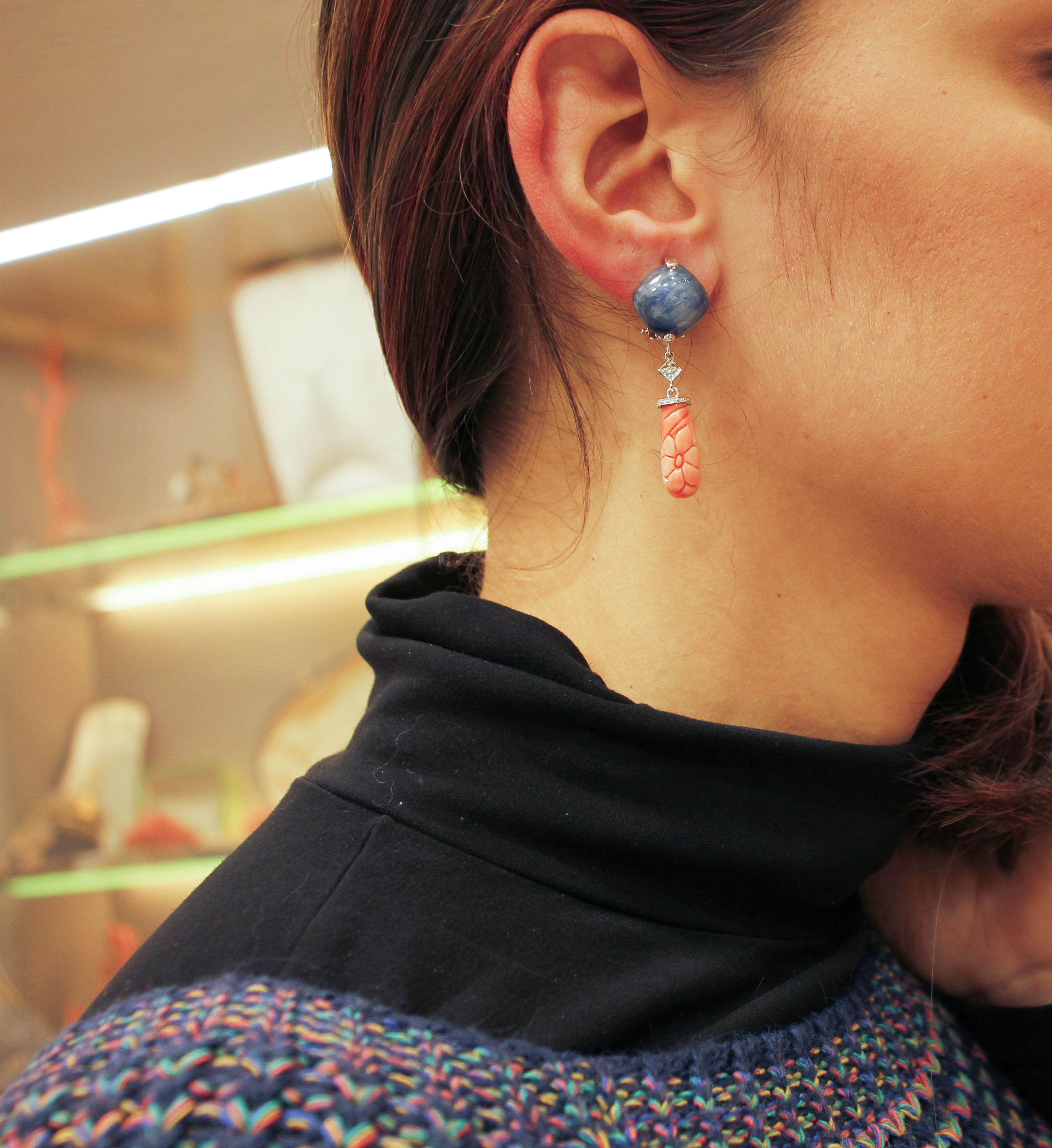 Boucles d'oreilles en or blanc 14 carats, diamants, corail gravé, Kyanite Pour femmes en vente