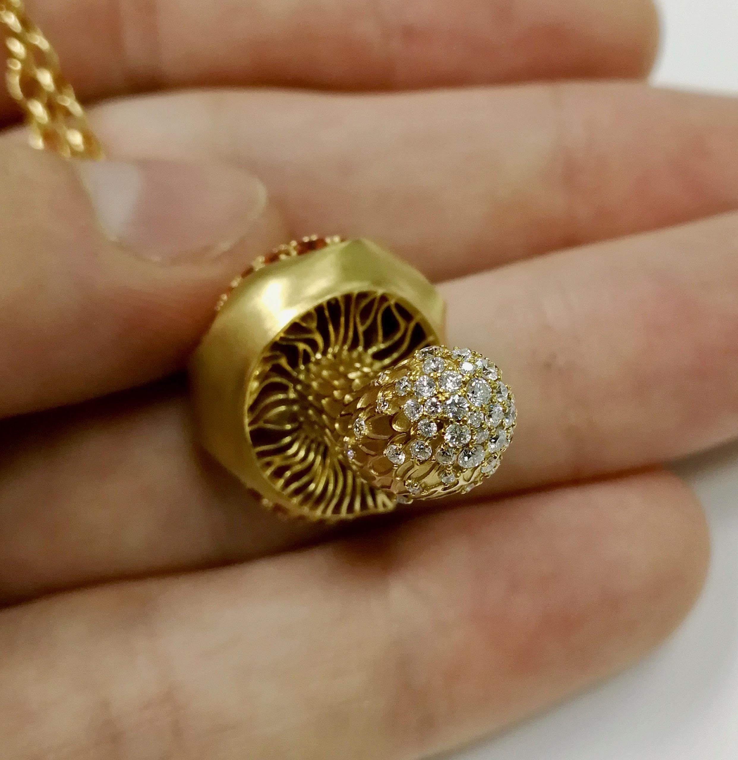Taille ronde Pendentif champignon en or jaune 18 carats avec diamants et saphirs orange et jaune en vente