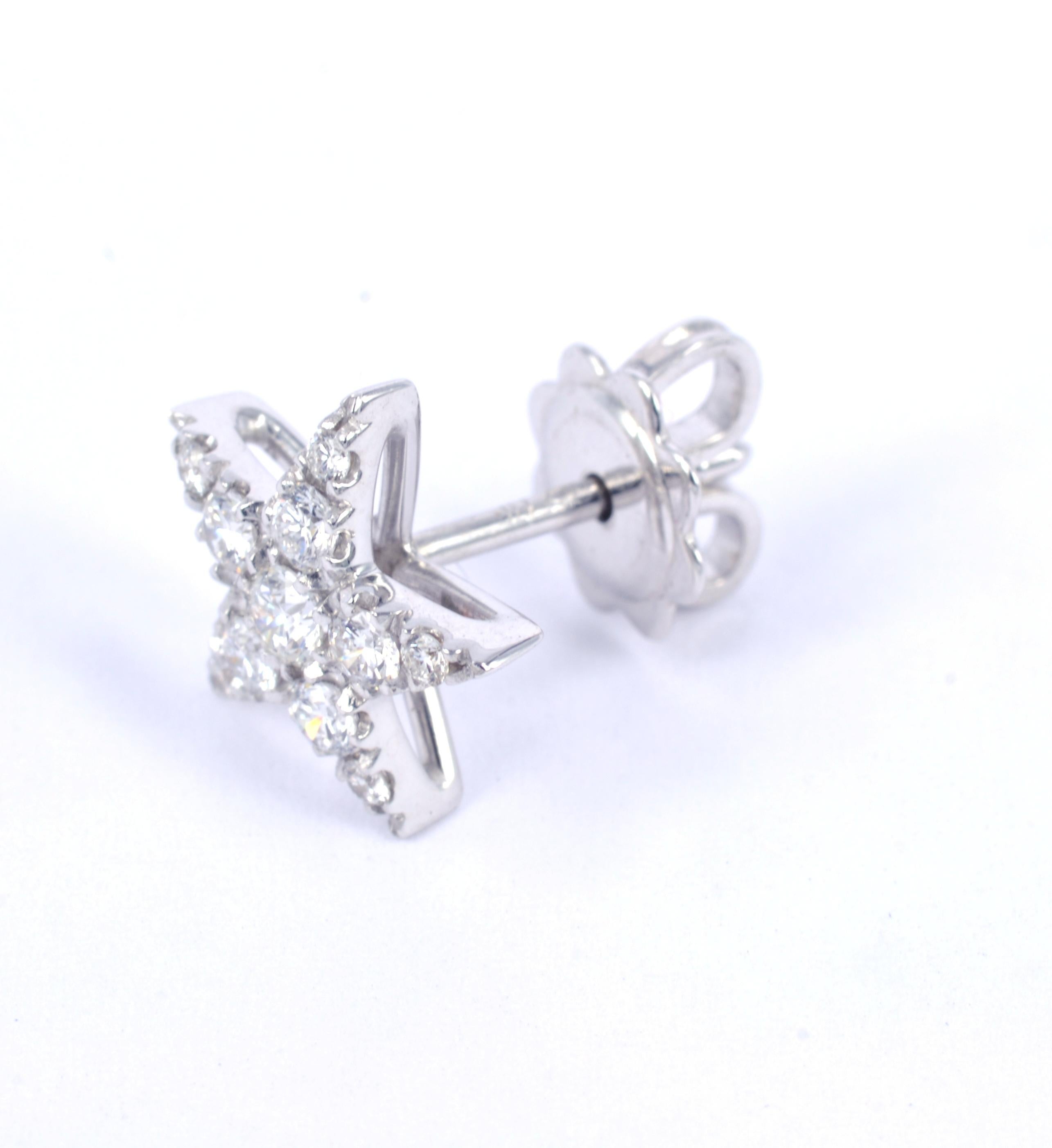 Beautifully pavé set in diamonds, the single Star lobe earring is handcrafted in Italy, in Margherita Burgener workshop. Very sparkling and very chic.
SINGLE EARRING - the pictures shows a couple to sugegst you the possibility to order both of them,