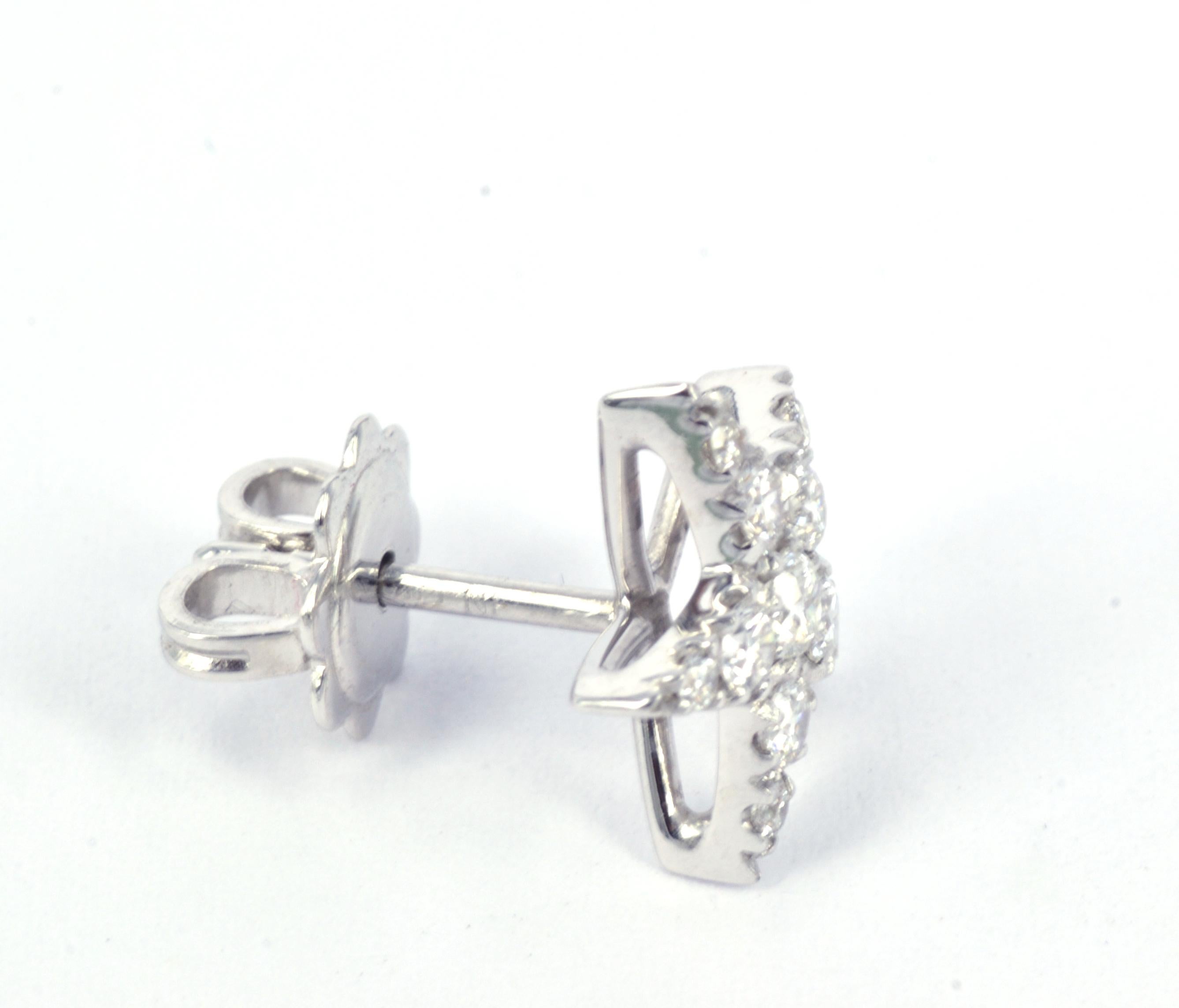 Contemporain Pavé de diamants  Or blanc 18 KT fabriqué à la main en Italie  Boucle d'oreille étoile en vente