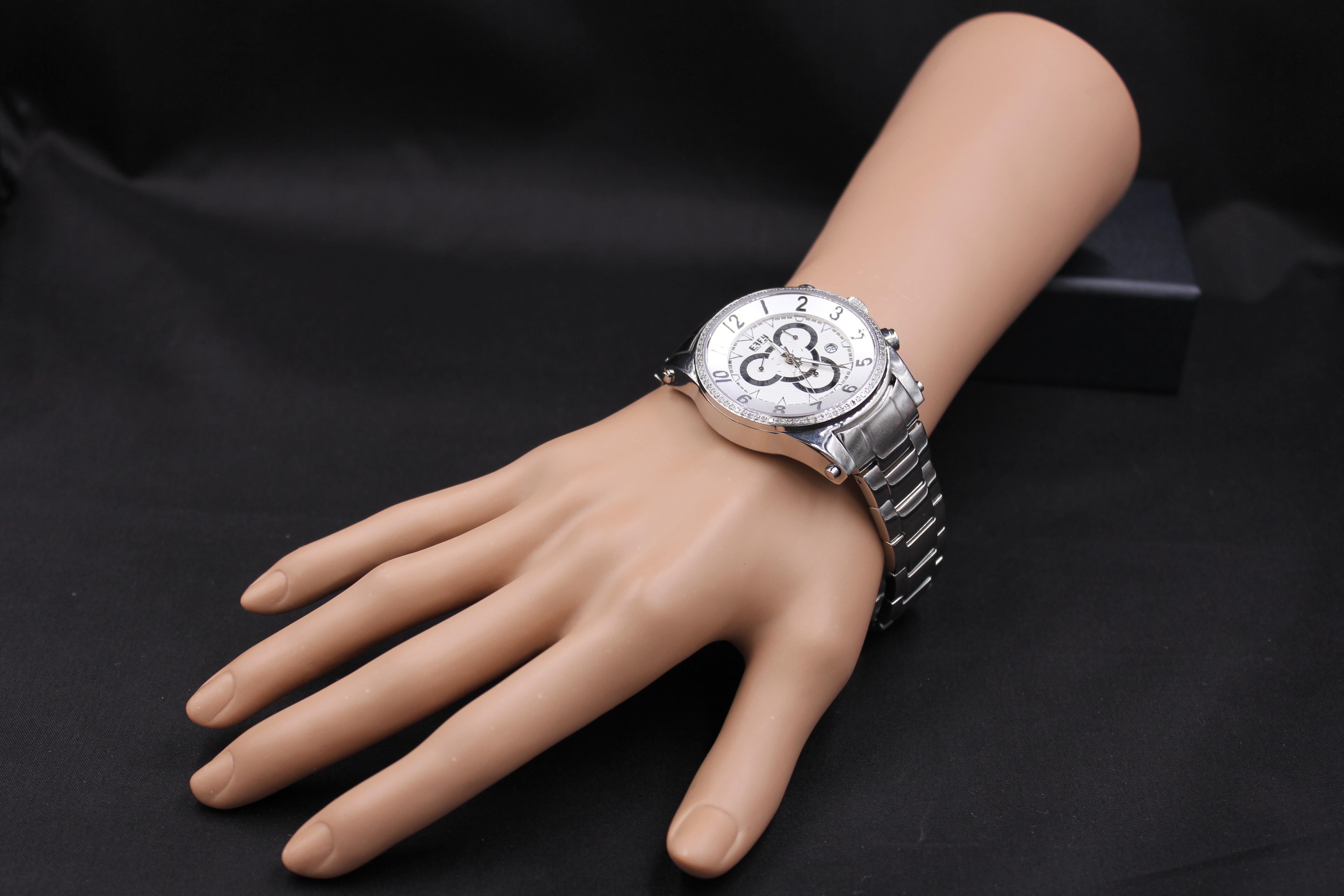 Exotische Schweizer Quarz-Uhr mit Diamanten und Pavé-Zifferblatt 0,64 Tcw (Gemischter Schliff) im Angebot