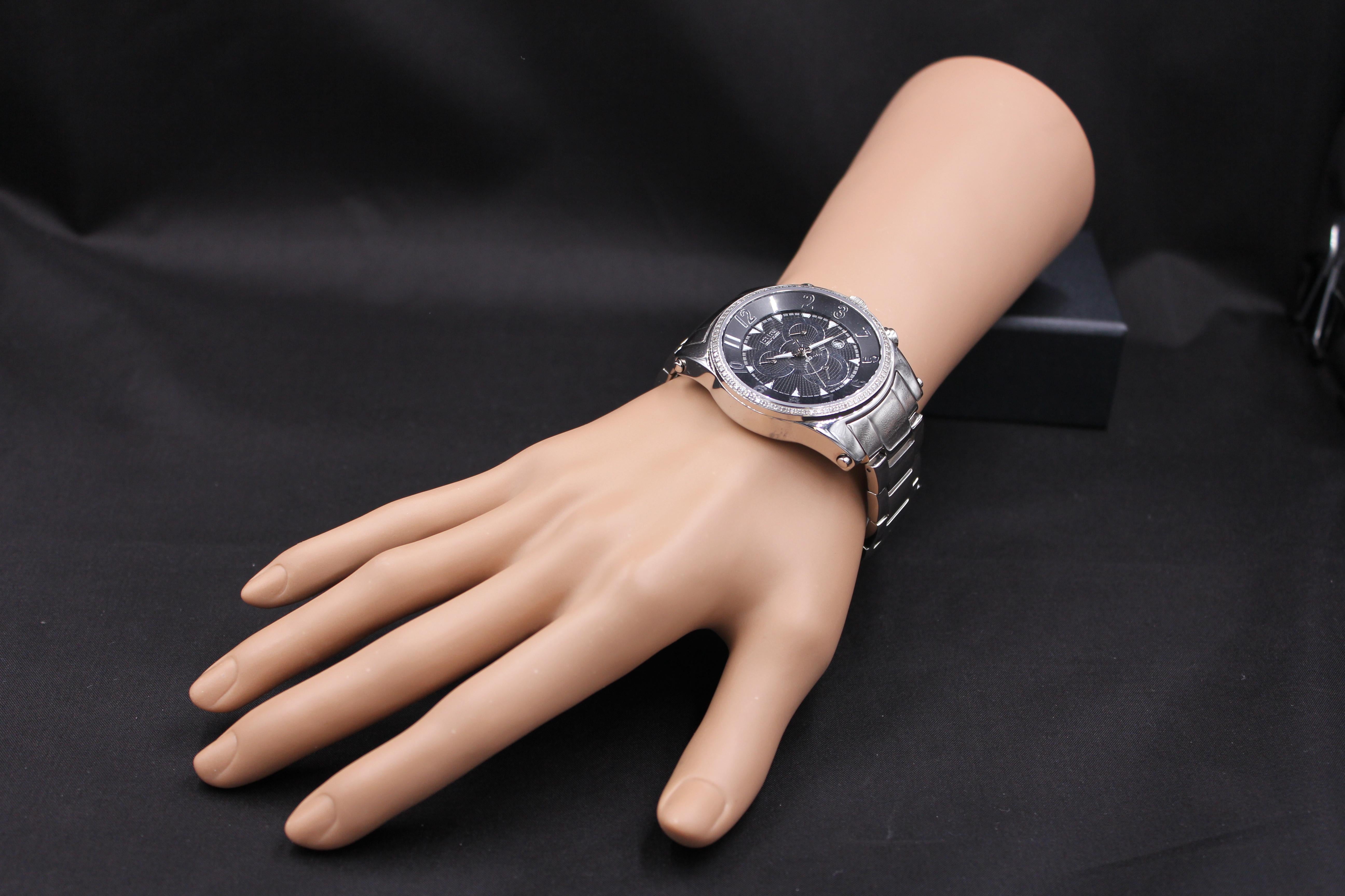 Exotische Schweizer Quarz-Uhr mit Diamanten und Pavé-Zifferblatt 0,64 Tcw im Zustand „Neu“ im Angebot in Oakton, VA
