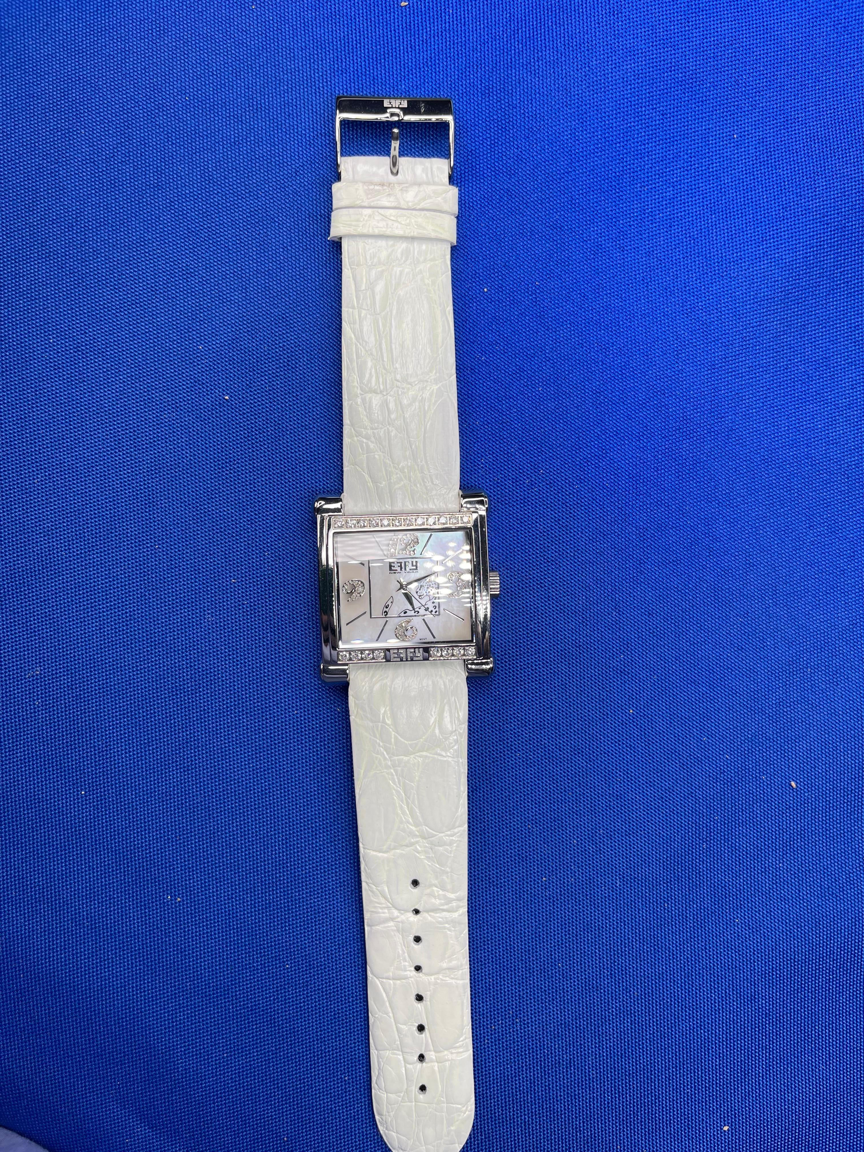 Exotische Schweizer Quarz-Uhr mit Diamanten und Pavé-Zifferblatt 0,77 Tcw (Gemischter Schliff) im Angebot