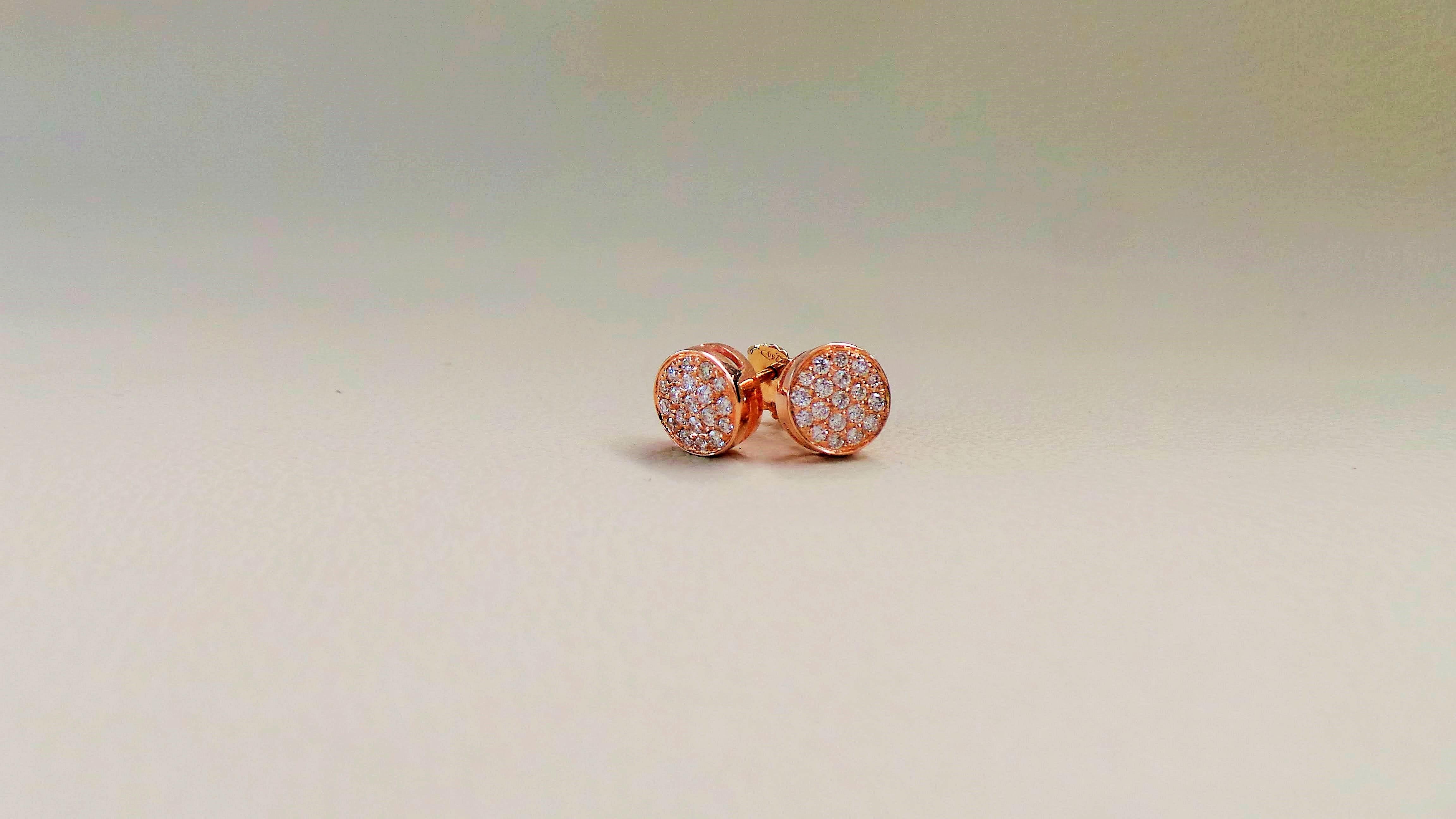 Andrea Macinai design a dedicated collection of linear earrings with diamonds Pavé-Set .
Feminine and delicate, the designs in the round earring collection offer a refined sense of grace that speaks of quiet confidence. These elegant rose gold