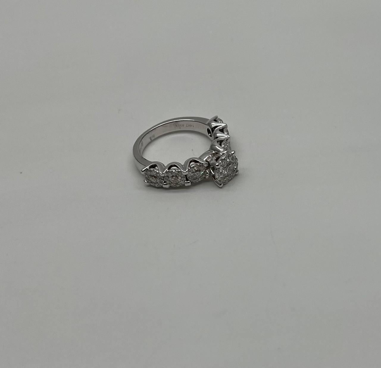 Découvrez l'élégance avec notre exquise bague en diamant. Cette pièce captivante, réalisée en or blanc 14k, présente une étonnante rangée de diamants blancs totalisant 1,25 carats. Le design complexe met en valeur une série de pierres magnifiquement