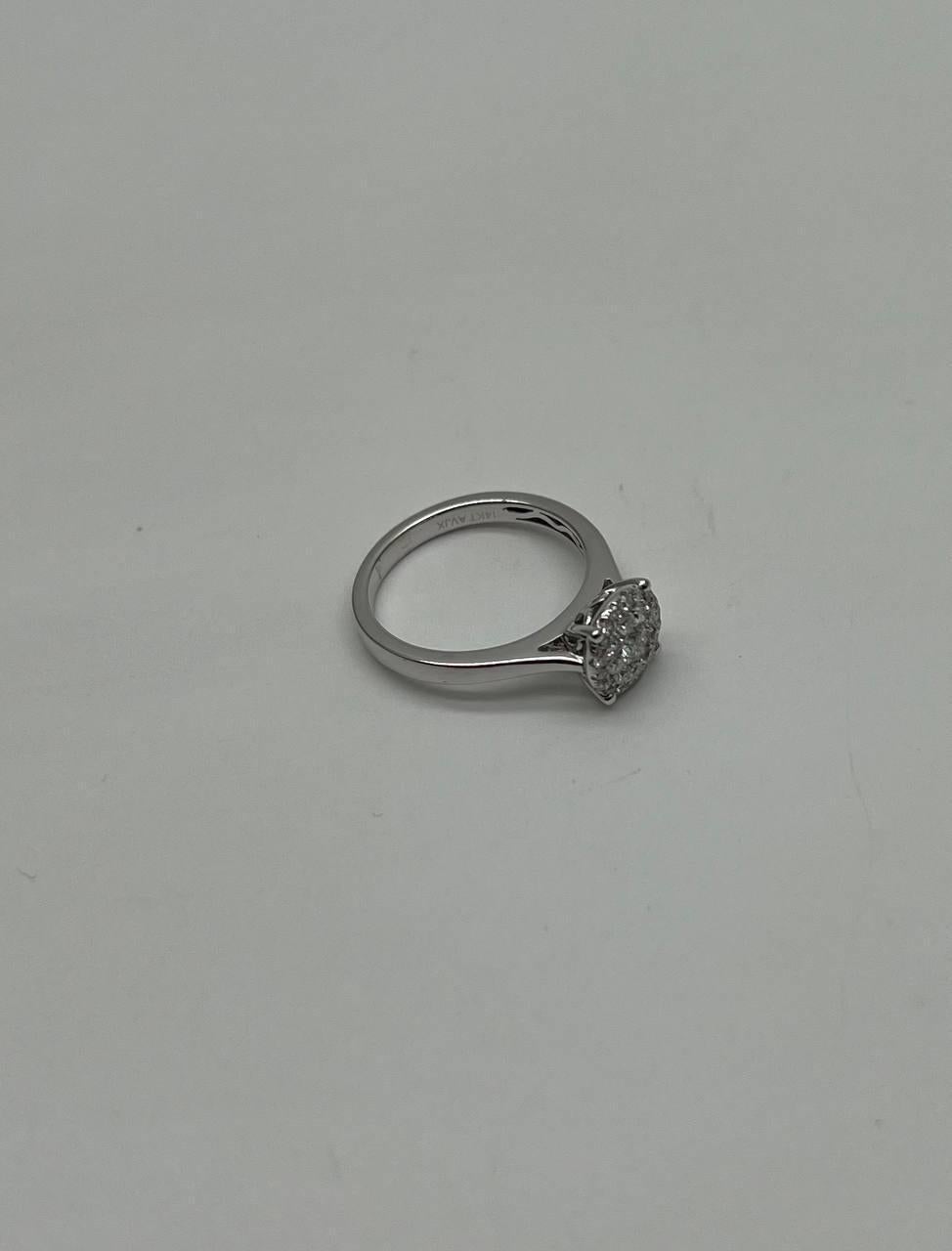 Un témoignage d'élégance et de simplicité. Cette bague exquise met en valeur un éblouissant diamant blanc de 0,5 carat, savamment serti pour capter la lumière sous tous les angles. La grappe de diamants ronds est gracieusement montée sur un élégant