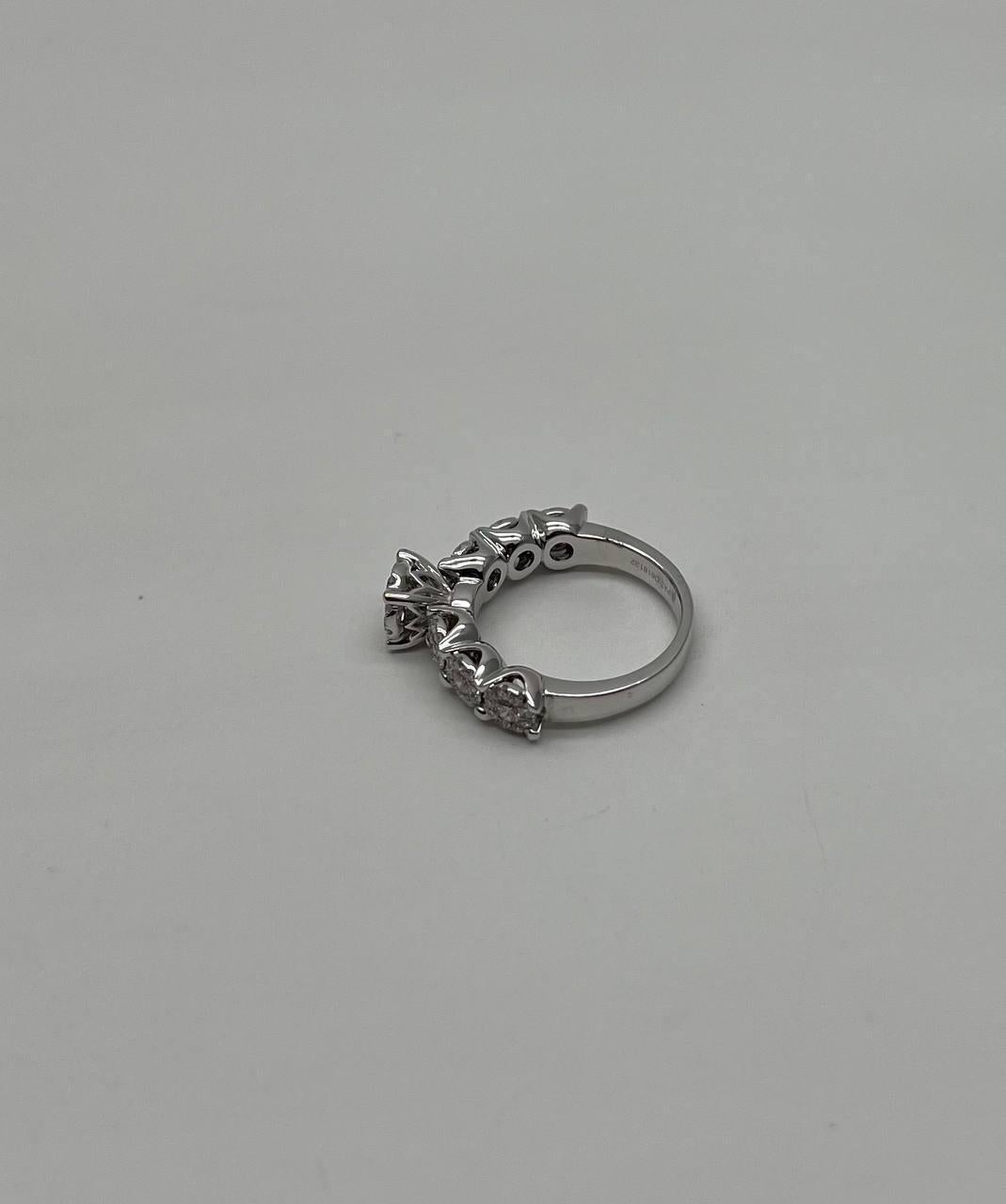 Taille mixte Diamants Pave Set Cluster Halo Set 14K White Gold Statement Ring en vente