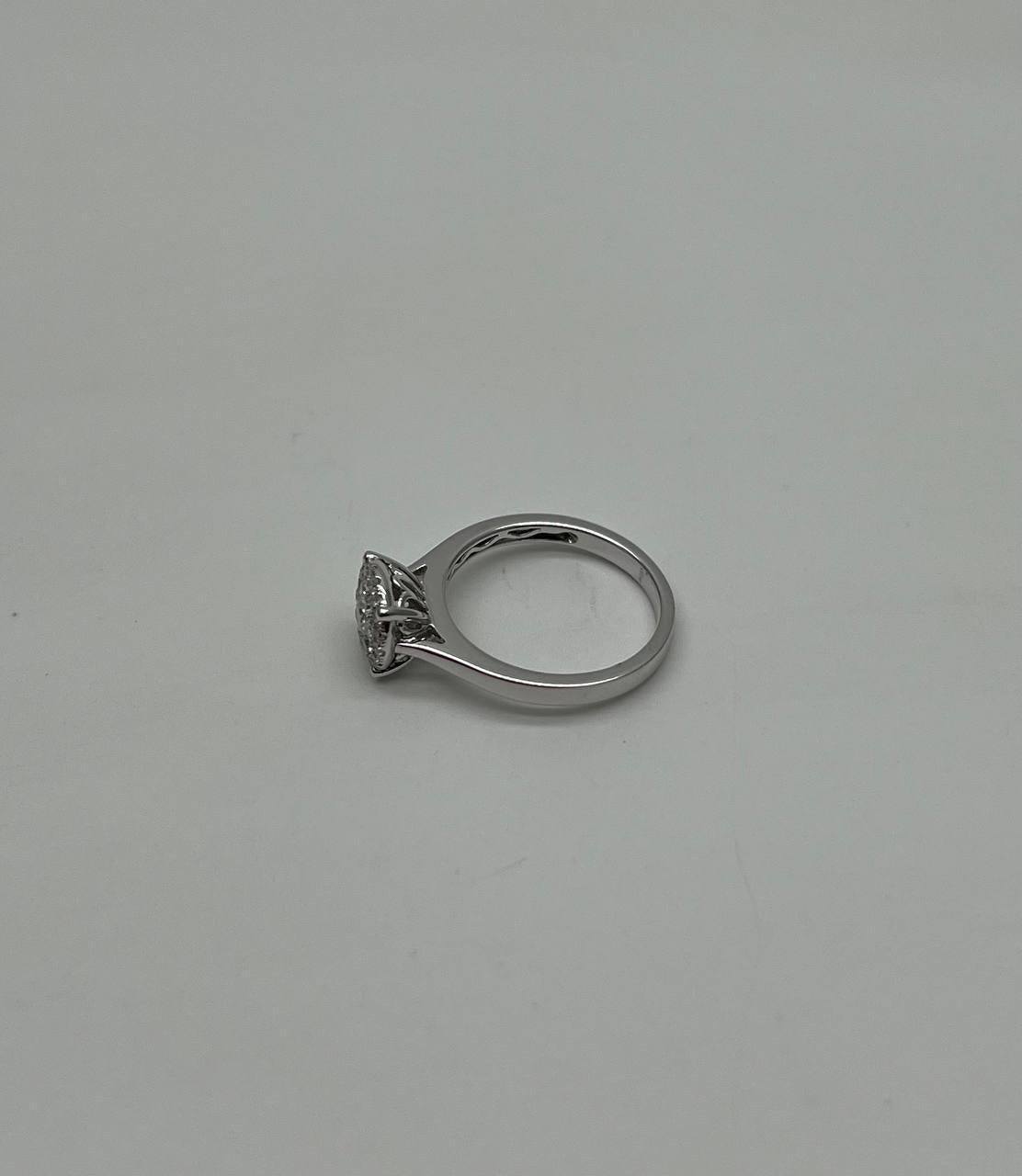 Taille mixte Diamants Pave Set Cluster Halo Set 14K White Gold Statement Ring en vente