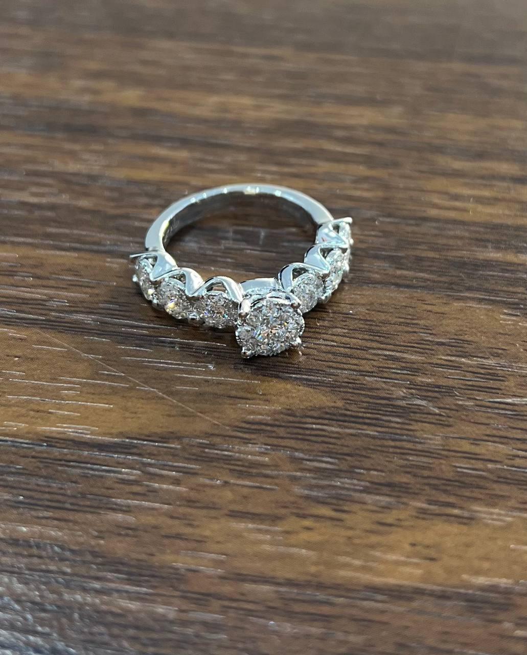Diamants Pave Set Cluster Halo Set 14K White Gold Statement Ring en vente 1
