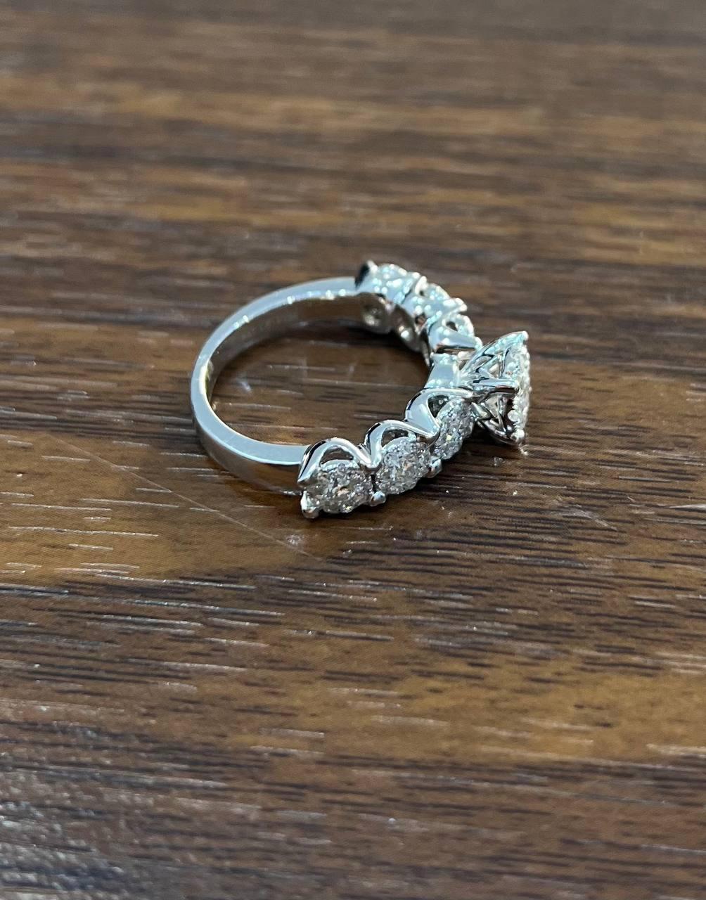Diamants Pave Set Cluster Halo Set 14K White Gold Statement Ring en vente 2