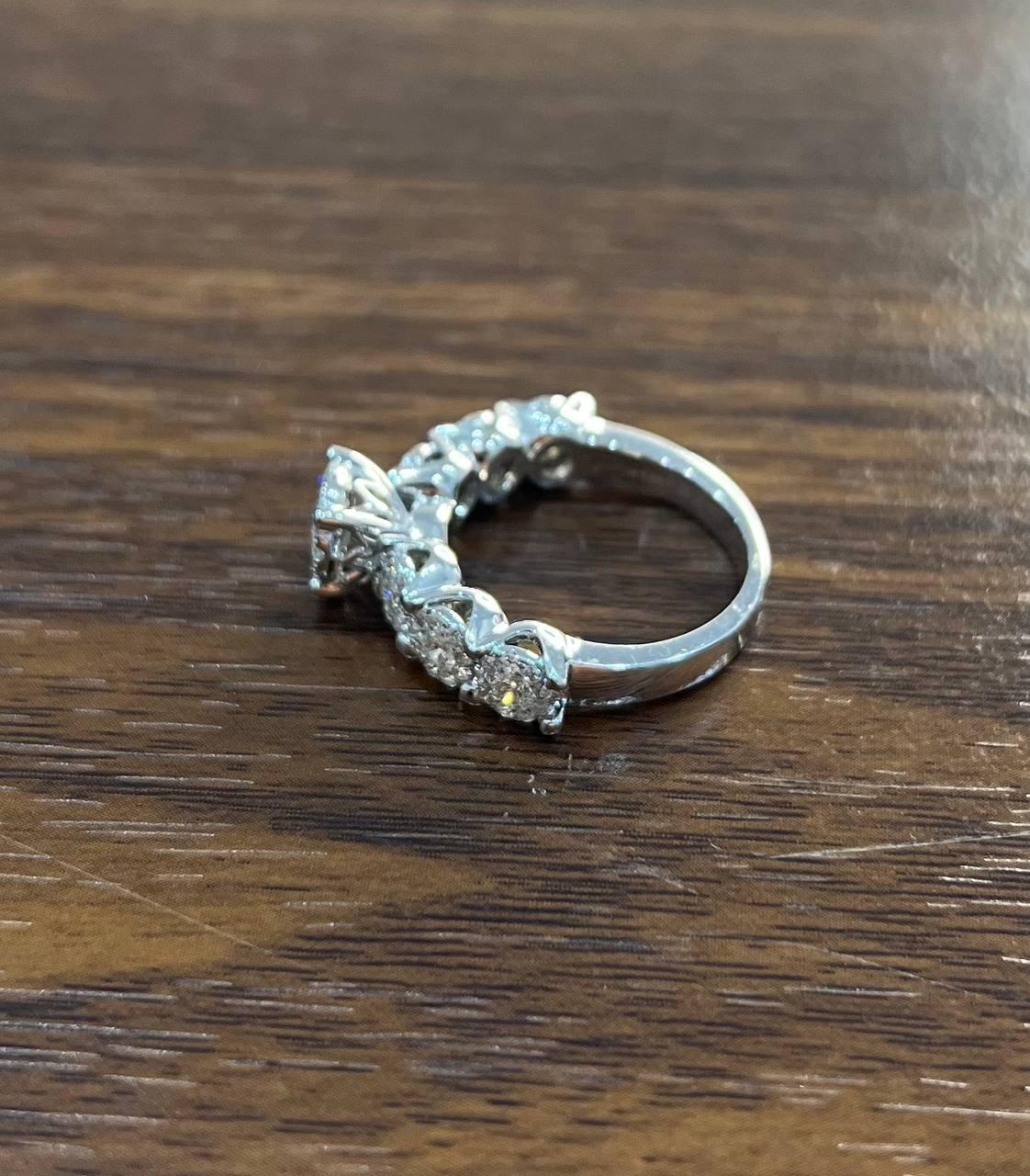 Diamants Pave Set Cluster Halo Set 14K White Gold Statement Ring en vente 3