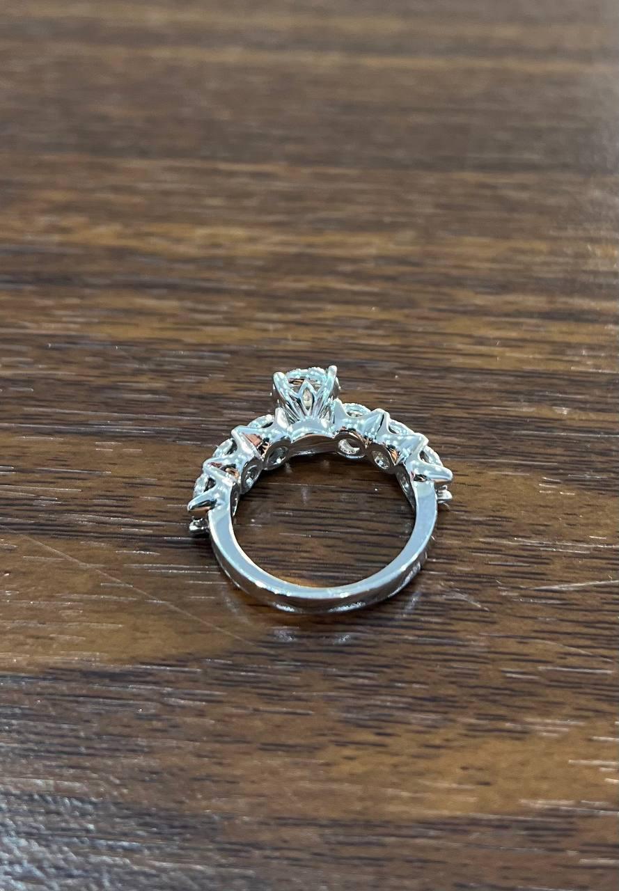 Diamants Pave Set Cluster Halo Set 14K White Gold Statement Ring en vente 4