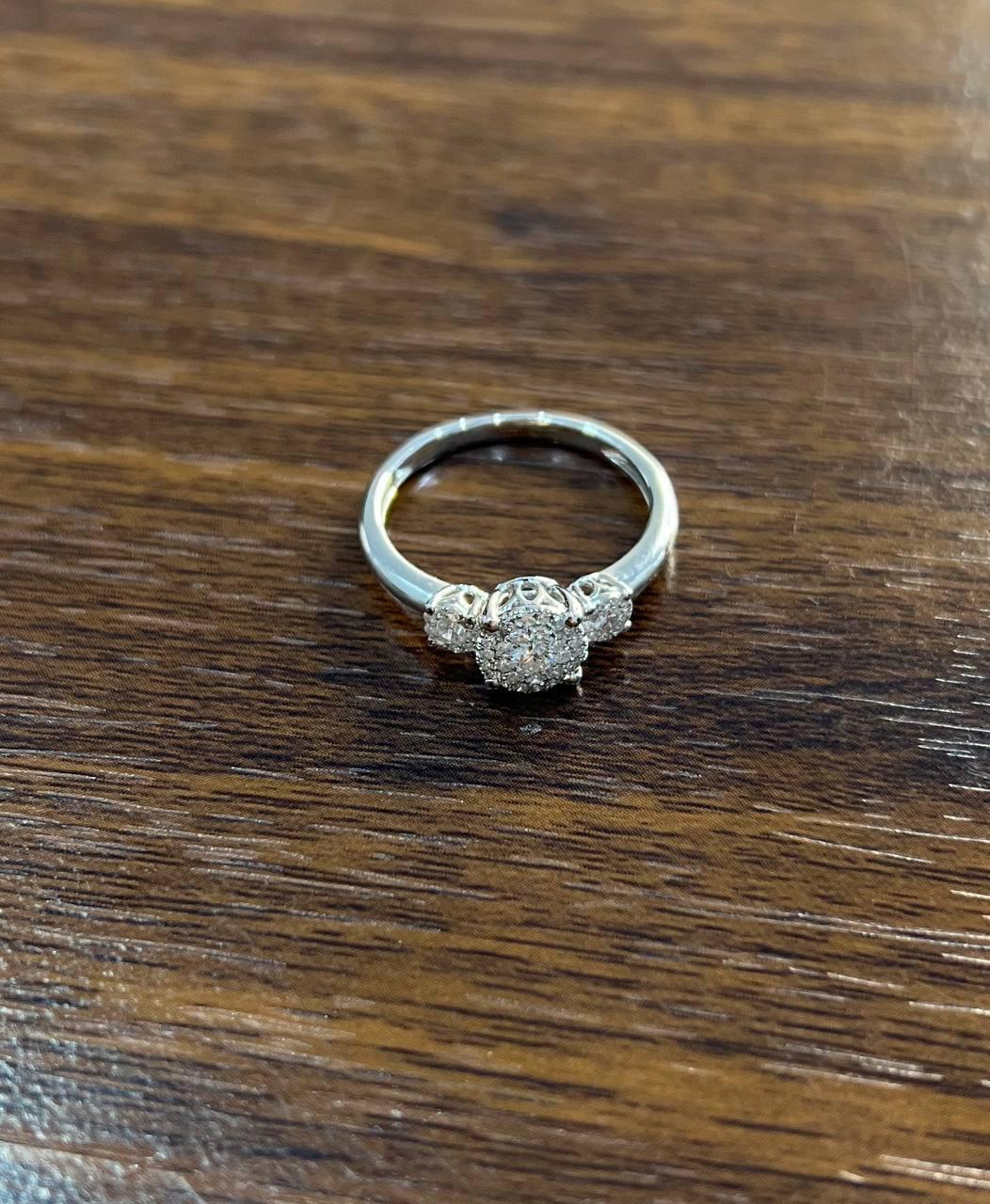 Dieser elegante Ring ist aus 14 Karat Weißgold gefertigt. In der Mitte befindet sich ein weißer Diamant mit einem Karatgewicht von 0,35 und der Farbeinstufung G. Der Diamant ist in ein schlankes, poliertes Band eingefasst.