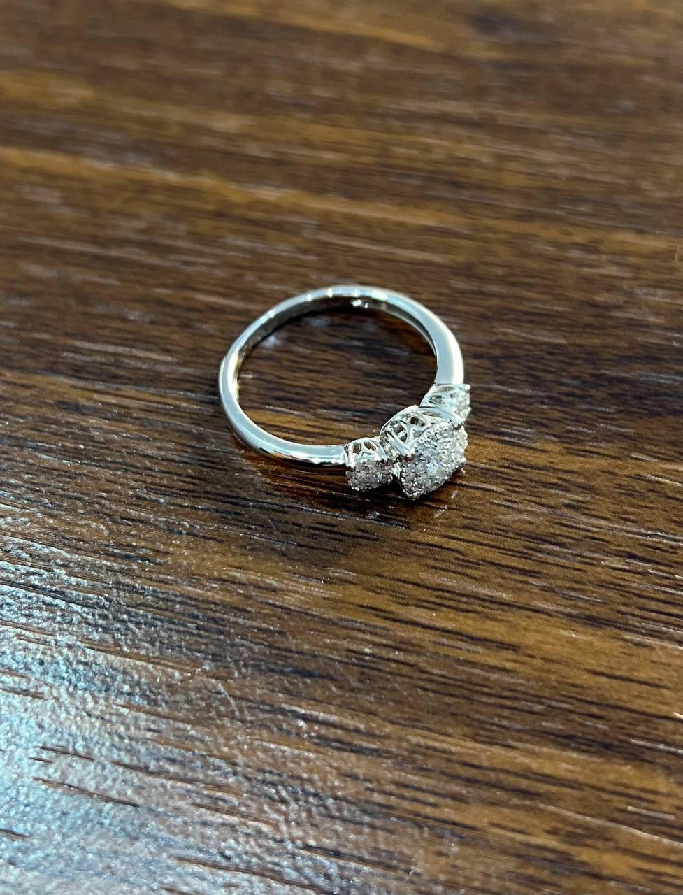 Statement-Ring aus 14 Karat Weißgold mit Diamanten in Pavé-Fassung und Cluster-Halo mit drei Steinen (Gemischter Schliff) im Angebot