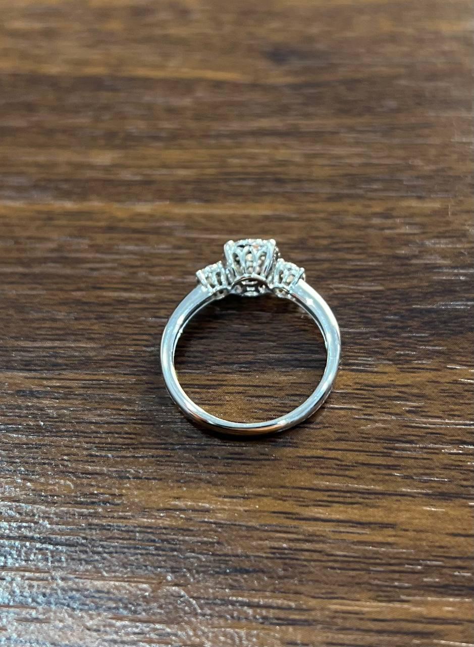 Statement-Ring aus 14 Karat Weißgold mit Diamanten in Pavé-Fassung und Cluster-Halo mit drei Steinen im Zustand „Neu“ im Angebot in Oakton, VA