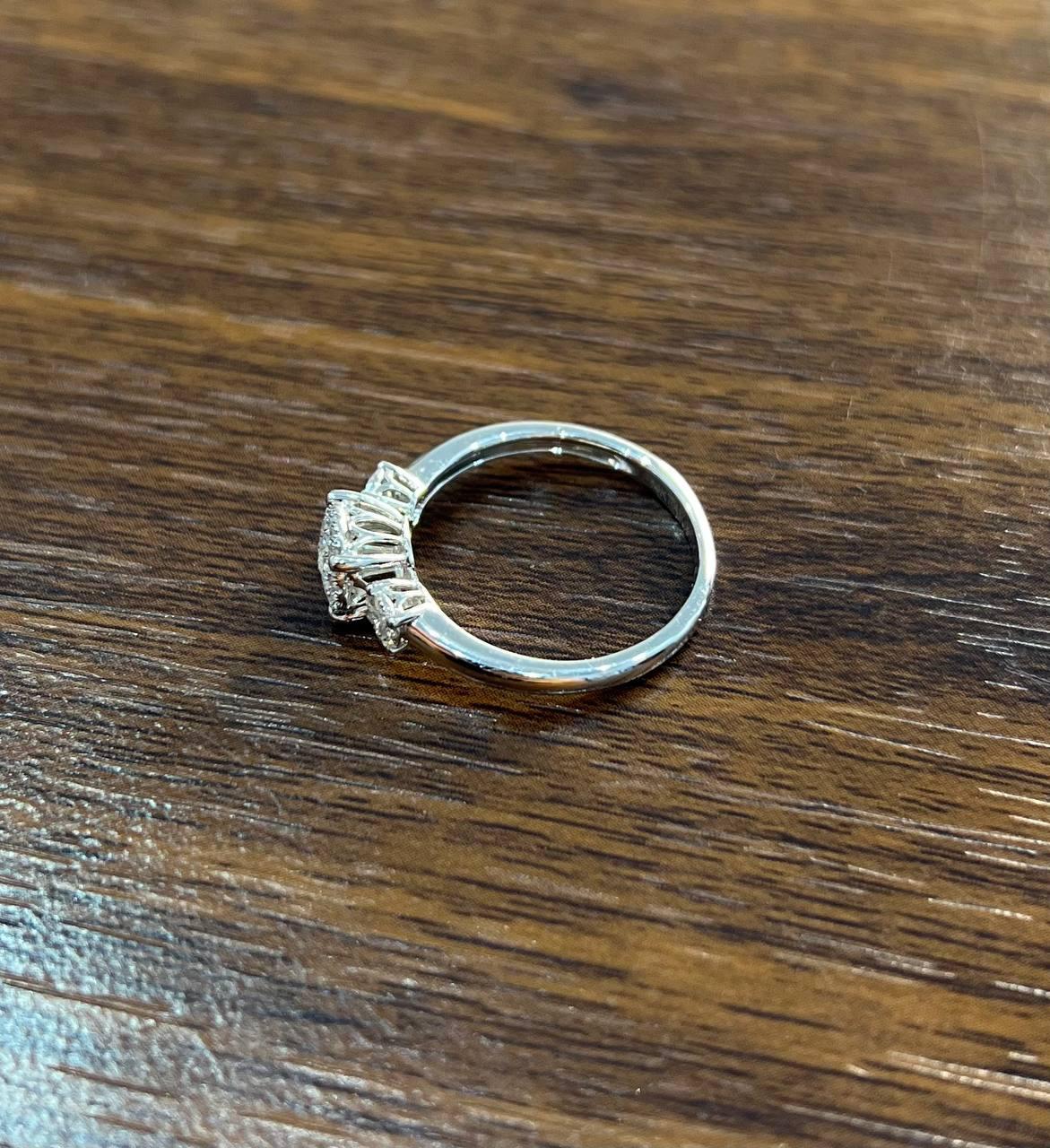 Statement-Ring aus 14 Karat Weißgold mit Diamanten in Pavé-Fassung und Cluster-Halo mit drei Steinen Damen im Angebot