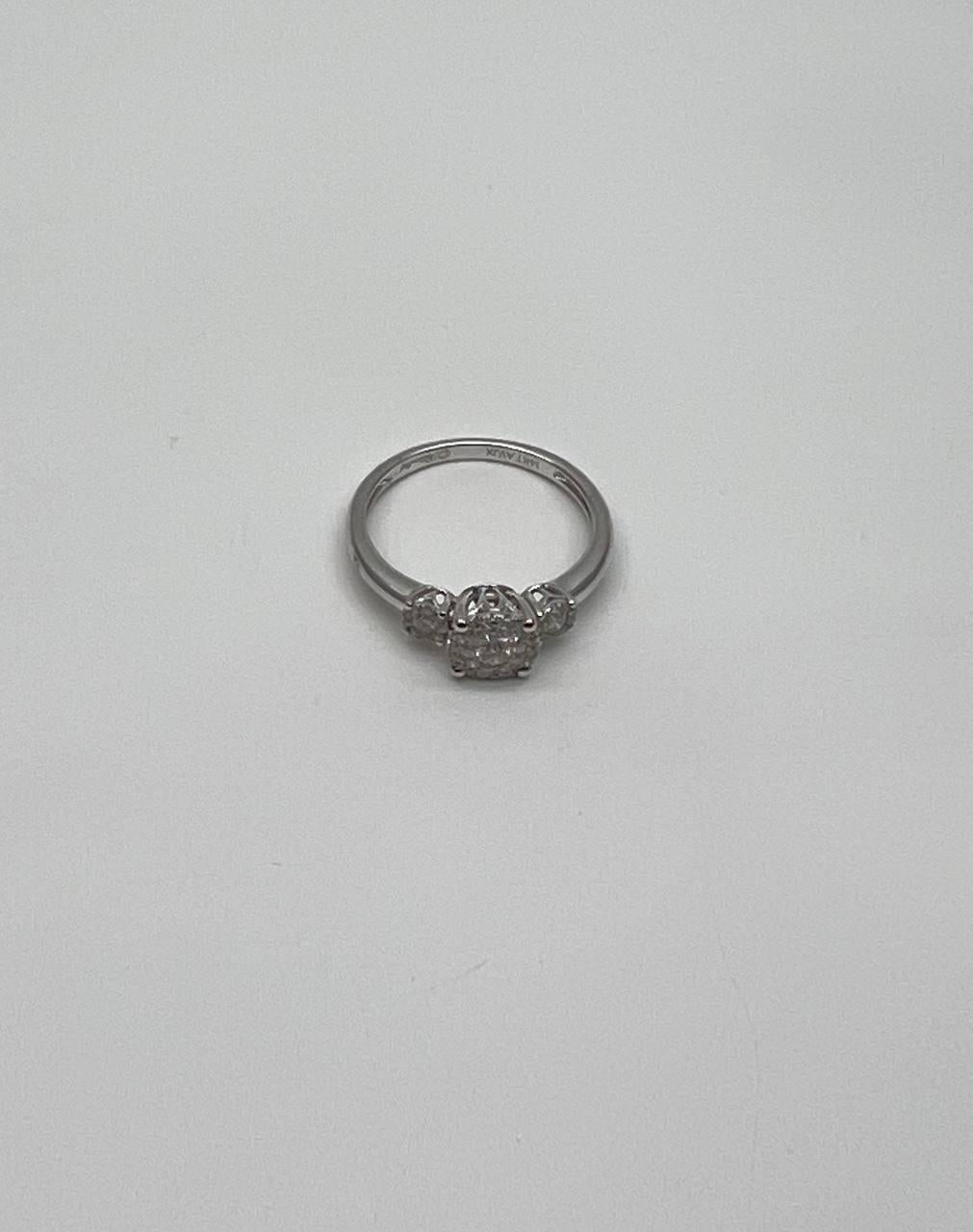 Statement-Ring aus 14 Karat Weißgold mit Diamanten in Pavé-Fassung und Cluster-Halo mit drei Steinen im Angebot 1