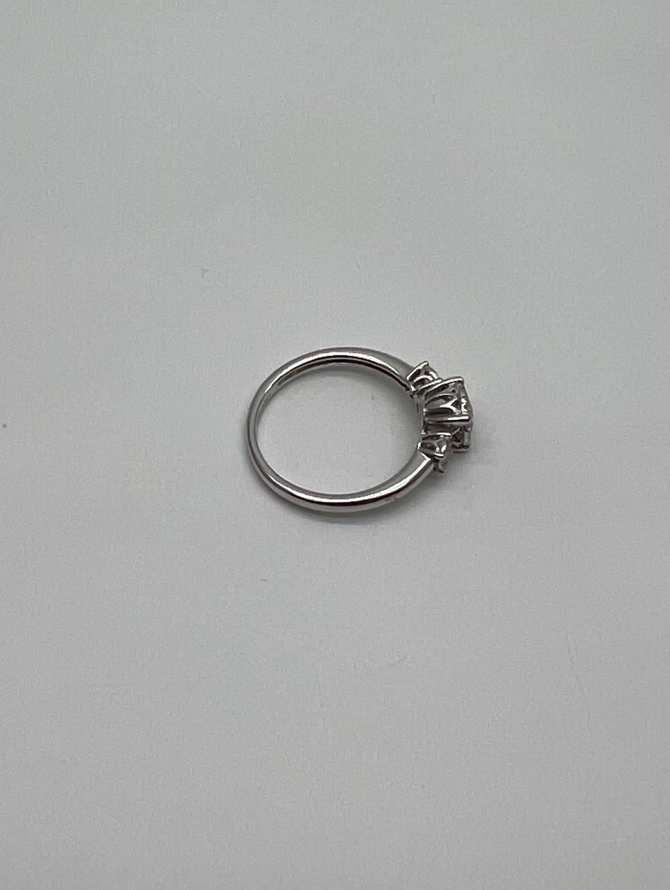 Statement-Ring aus 14 Karat Weißgold mit Diamanten in Pavé-Fassung und Cluster-Halo mit drei Steinen im Angebot 2