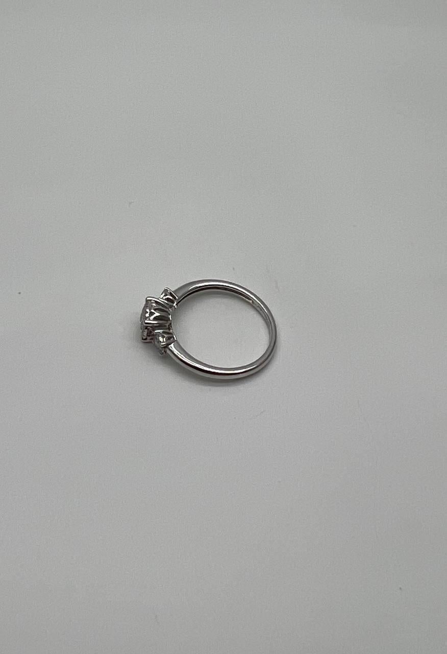 Statement-Ring aus 14 Karat Weißgold mit Diamanten in Pavé-Fassung und Cluster-Halo mit drei Steinen im Angebot 3