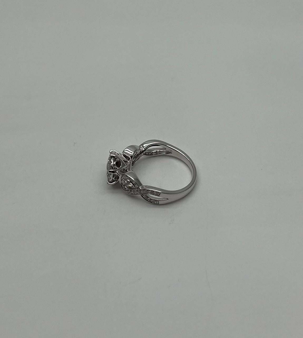 Taglio rotondo Anello con dichiarazione in oro bianco 14K con diamanti incastonati a grappolo, aureola tonda e spirale in vendita