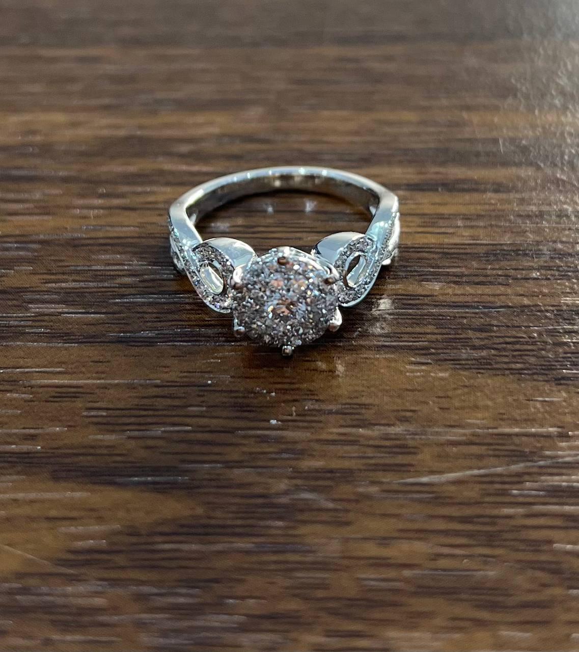 Anello con dichiarazione in oro bianco 14K con diamanti incastonati a grappolo, aureola tonda e spirale In condizioni Nuovo in vendita a Oakton, VA