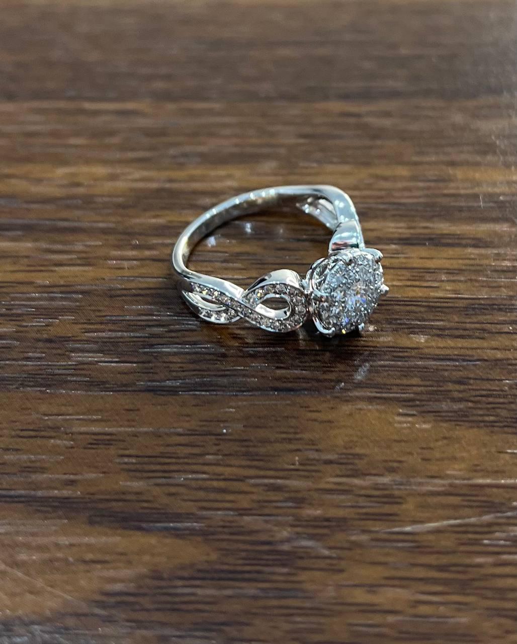 Anello con dichiarazione in oro bianco 14K con diamanti incastonati a grappolo, aureola tonda e spirale in vendita 1
