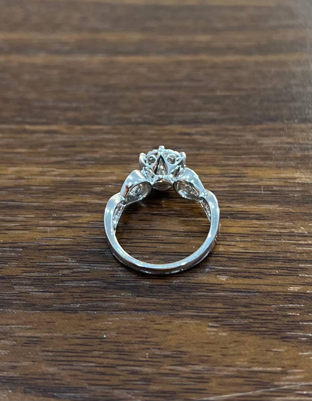 Anello con dichiarazione in oro bianco 14K con diamanti incastonati a grappolo, aureola tonda e spirale in vendita 2