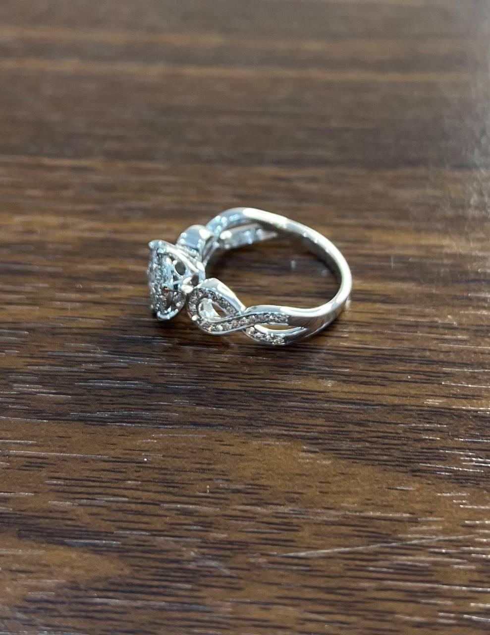Anello con dichiarazione in oro bianco 14K con diamanti incastonati a grappolo, aureola tonda e spirale in vendita 3