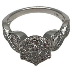 Anillo de oro blanco de 14 quilates con diamantes engastados en racimo, halo redondo y espiral de bypass