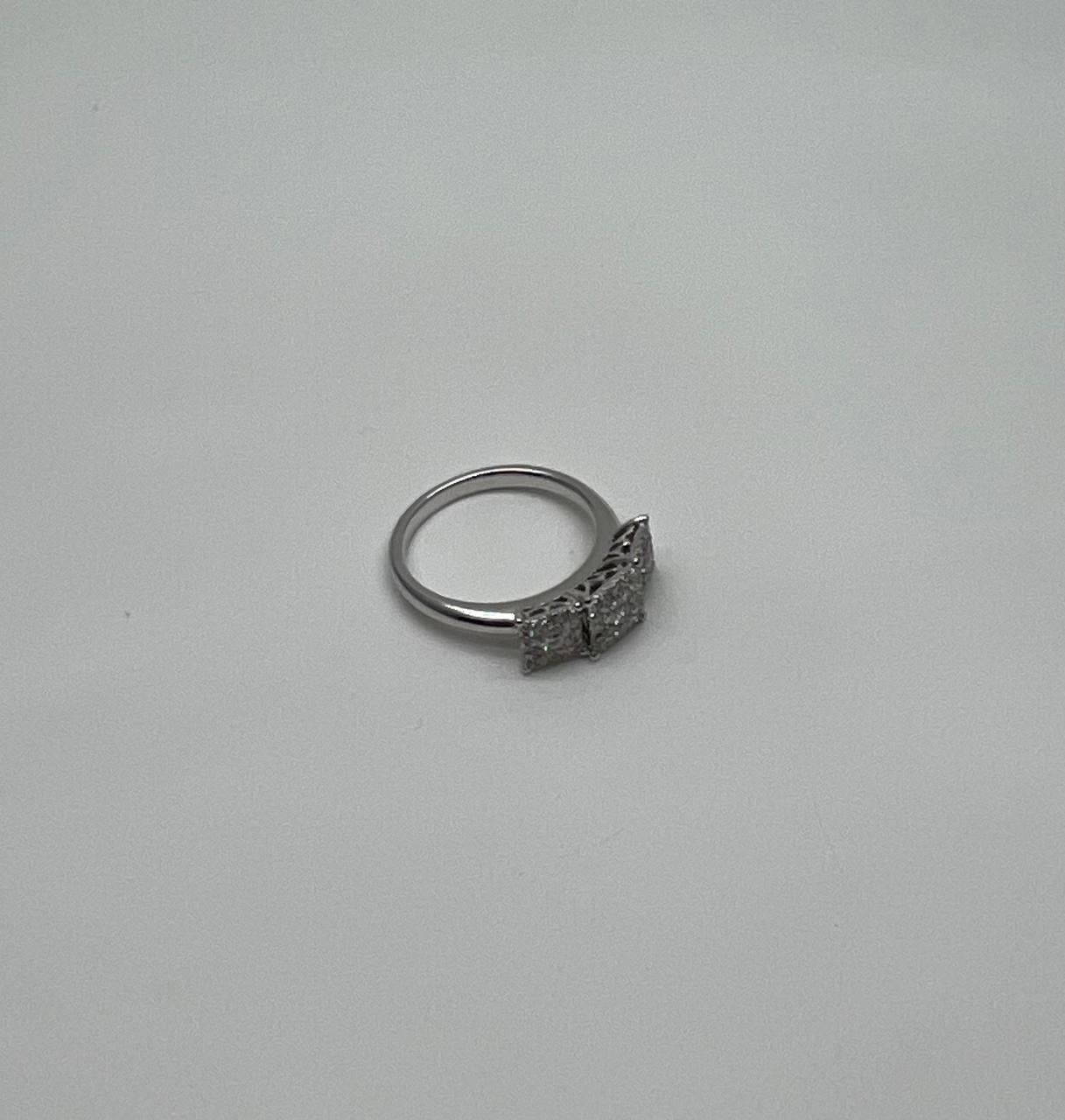 Dieses exquisite Stück verfügt über ein Band aus 14 Karat Weißgold. Der Ring besteht aus einem Trio quadratischer Fassungen, die jeweils mit weißen Diamanten von insgesamt 0,35 Karat besetzt sind. Die Diamanten sind sorgfältig gefasst, um ihre