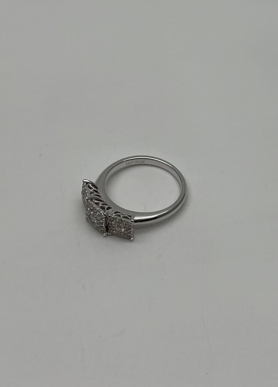 Statement-Ring aus 14 Karat Weißgold mit Diamanten in Pave-Fassung und quadratischem Halo mit drei Steinen (Carréeschliff) im Angebot