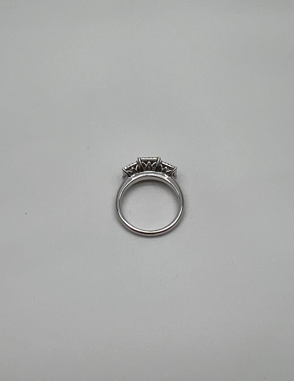 Statement-Ring aus 14 Karat Weißgold mit Diamanten in Pave-Fassung und quadratischem Halo mit drei Steinen im Zustand „Neu“ im Angebot in Oakton, VA