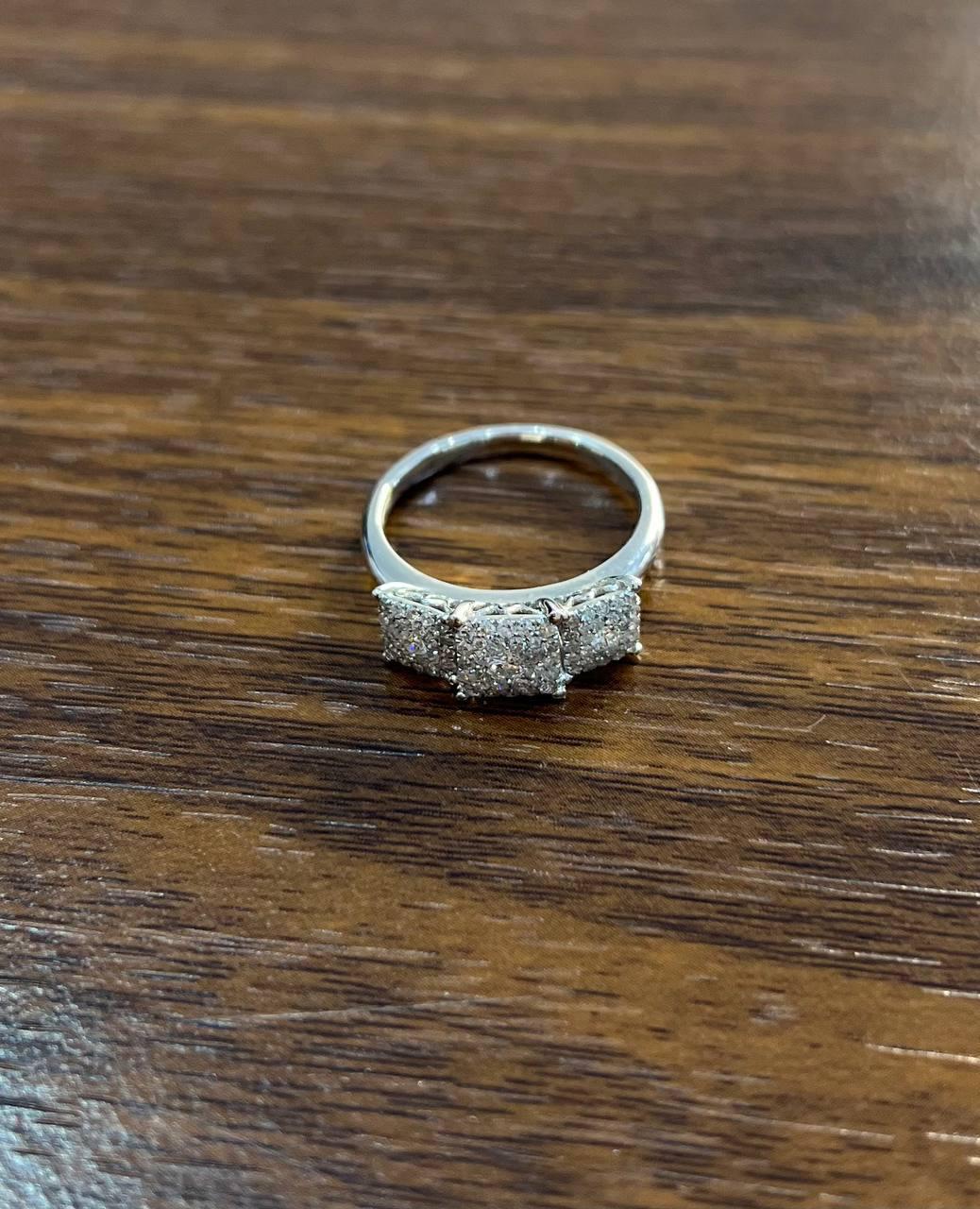 Statement-Ring aus 14 Karat Weißgold mit Diamanten in Pave-Fassung und quadratischem Halo mit drei Steinen Damen im Angebot