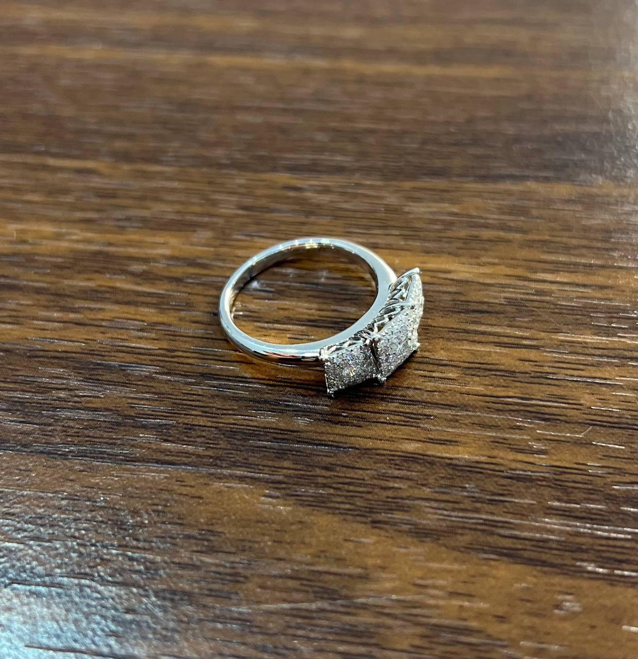 Statement-Ring aus 14 Karat Weißgold mit Diamanten in Pave-Fassung und quadratischem Halo mit drei Steinen im Angebot 1