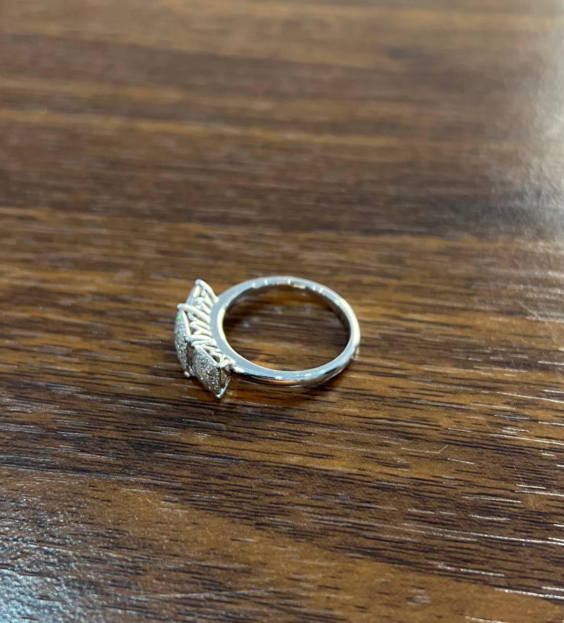 Statement-Ring aus 14 Karat Weißgold mit Diamanten in Pave-Fassung und quadratischem Halo mit drei Steinen im Angebot 2